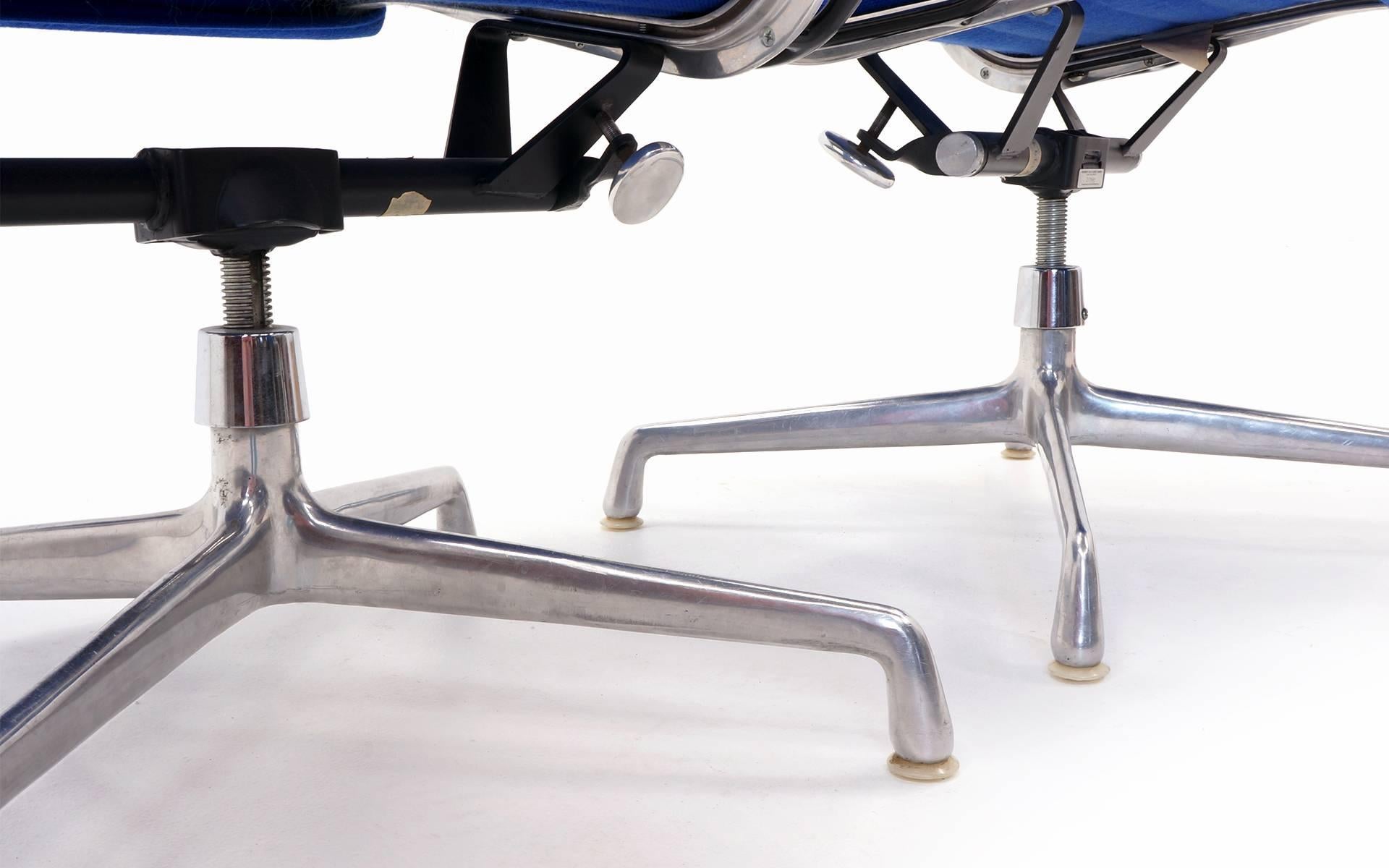 Chaises de groupe Charles et Ray Eames à haut dossier en aluminium et tissu bleu d'origine en vente 2