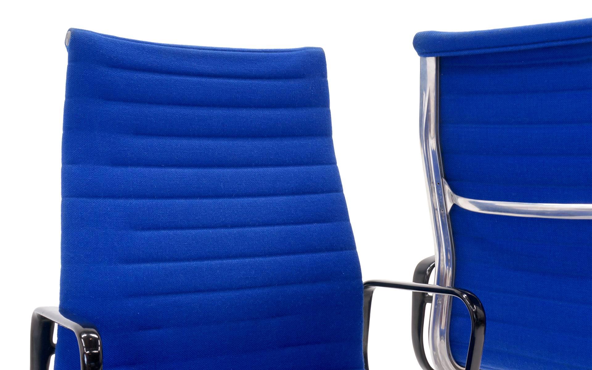 Charles und Ray Eames Group Chairs aus Aluminium mit hoher Rückenlehne und blauem Original-Stoff (Moderne der Mitte des Jahrhunderts) im Angebot