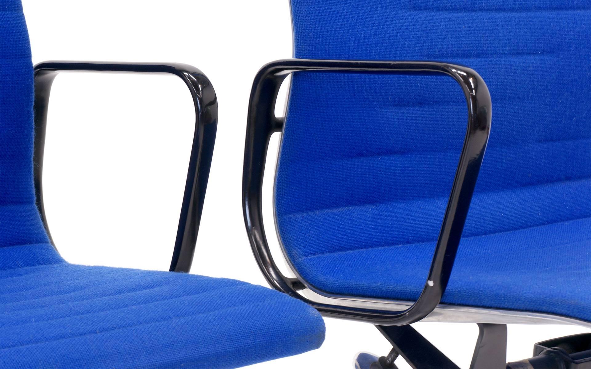 Charles und Ray Eames Group Chairs aus Aluminium mit hoher Rückenlehne und blauem Original-Stoff (Mitte des 20. Jahrhunderts) im Angebot