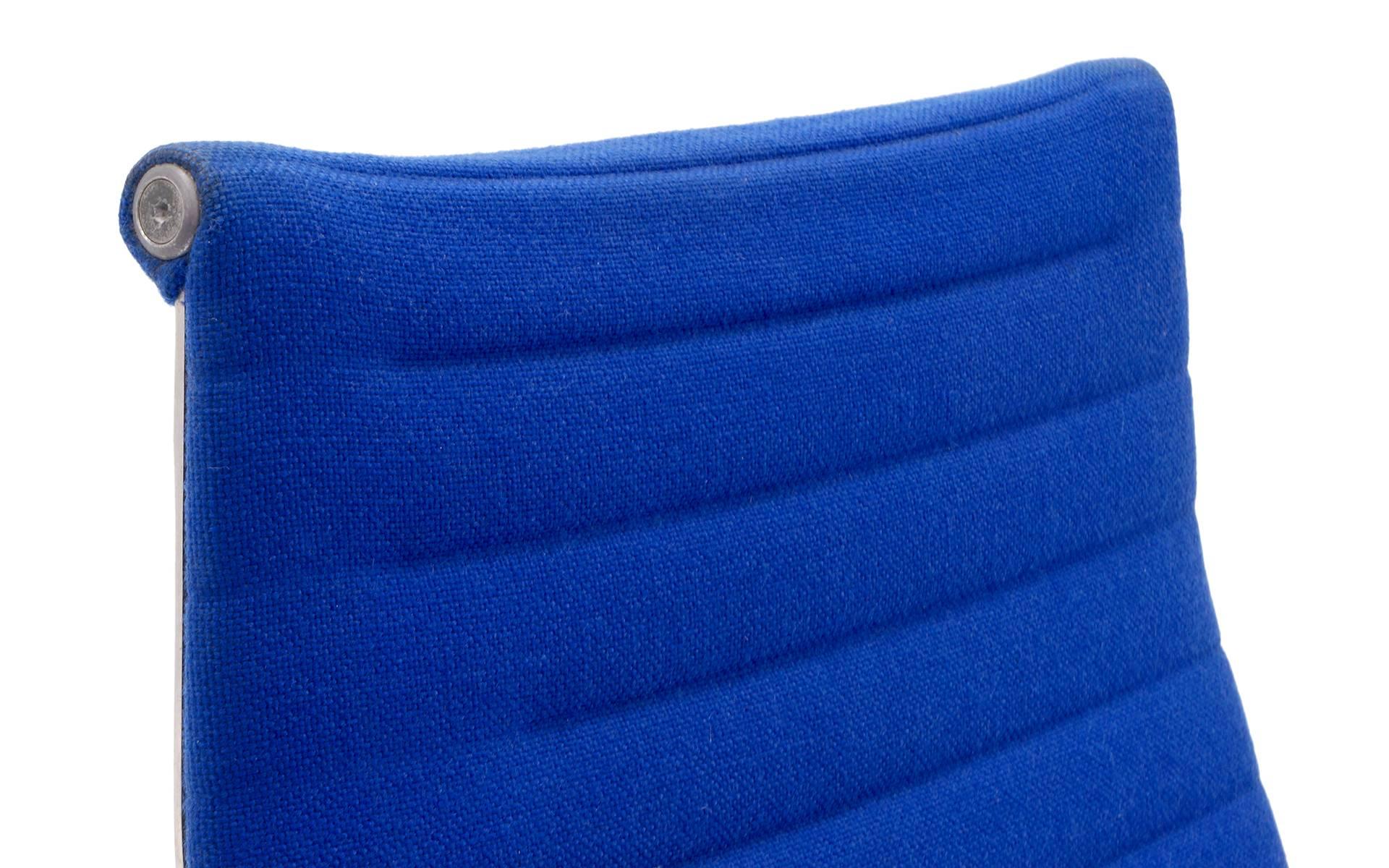 Chaises de groupe Charles et Ray Eames à haut dossier en aluminium et tissu bleu d'origine Bon état - En vente à Kansas City, MO
