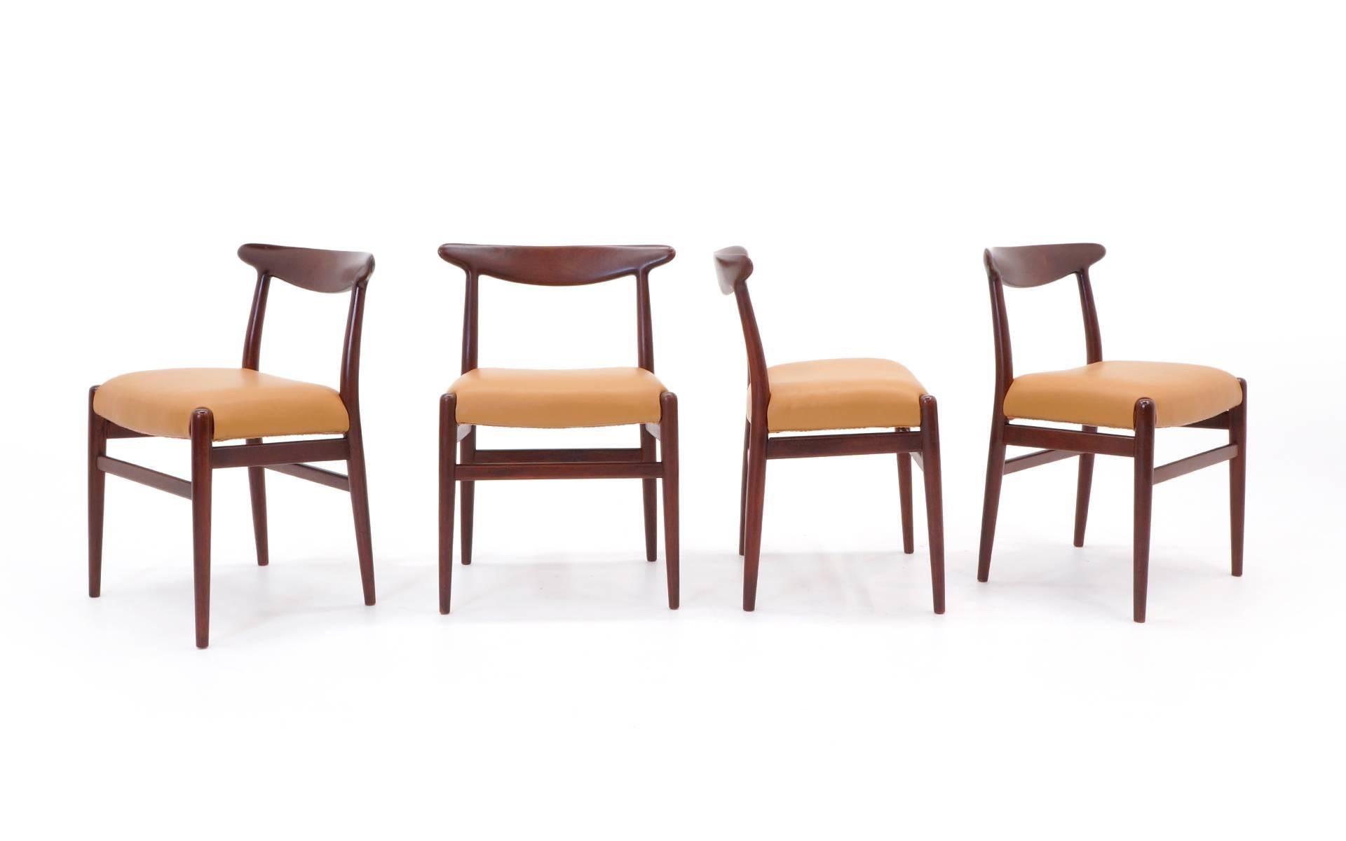 Scandinavian Modern Set of Eight Teak and Leather Hans Wegner Dining Chairs