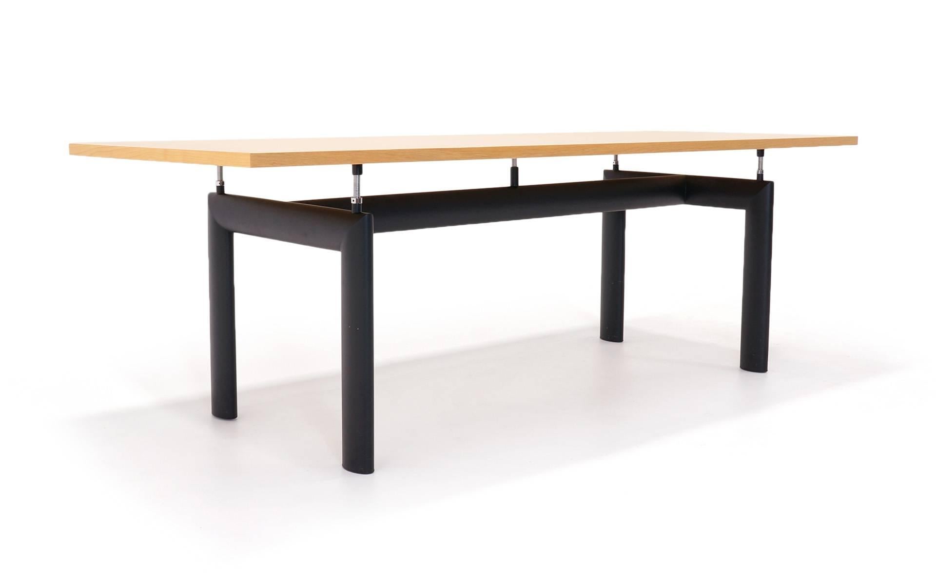 Schöner Esstisch Le Corbusier LC6. Dies wäre auch ein großartiger Schreibtisch oder Konferenztisch. Der Zustand ist ausgezeichnet.