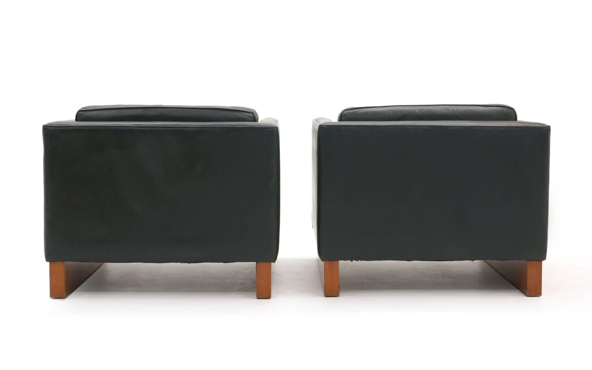 Mid-Century Modern Pair of Wide Dark Green Leather Lounge Chairs Attributed to Knoll, 1960s