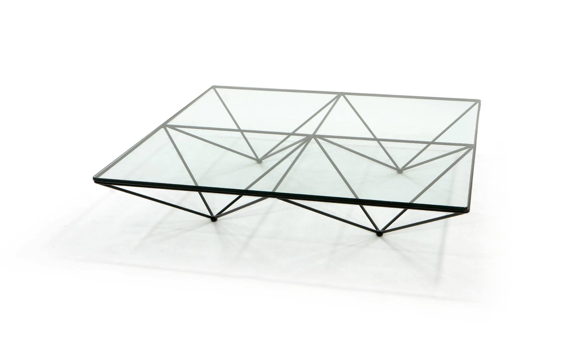 Authentique table Alanda conçue par Paolo Piva et fabriquée par B&B Italia:: vers 1982. Finition d'origine et verre d'origine. Il ne s'agit pas d'une copie. Nous avons les documents originaux du propriétaire. Base émaillée noire et plateau en verre.