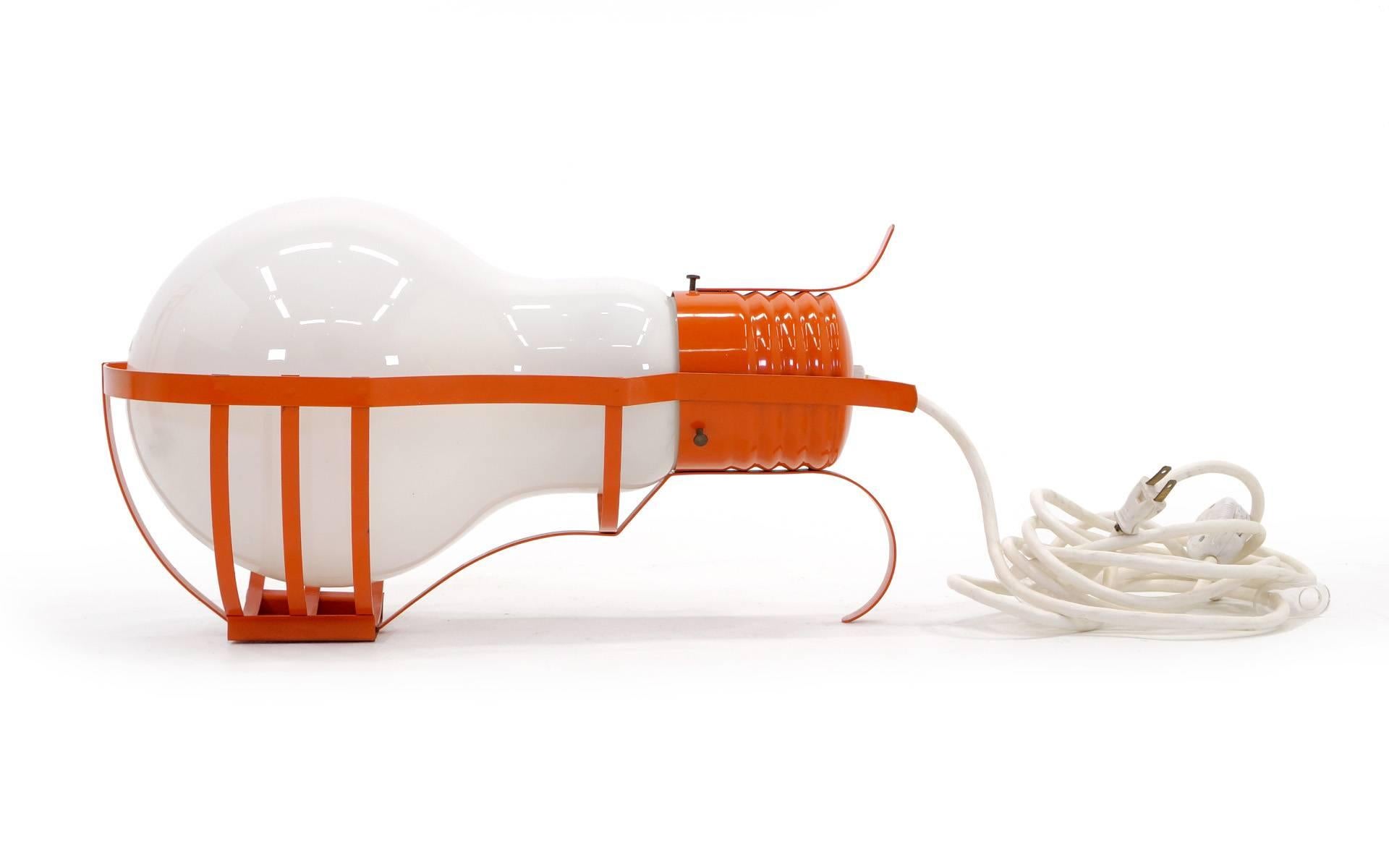 Paar übergroße Pop-Art-Mod-Glühbirnentisch- oder Hängelampen, orangefarbene Rahmen (Moderne der Mitte des Jahrhunderts) im Angebot