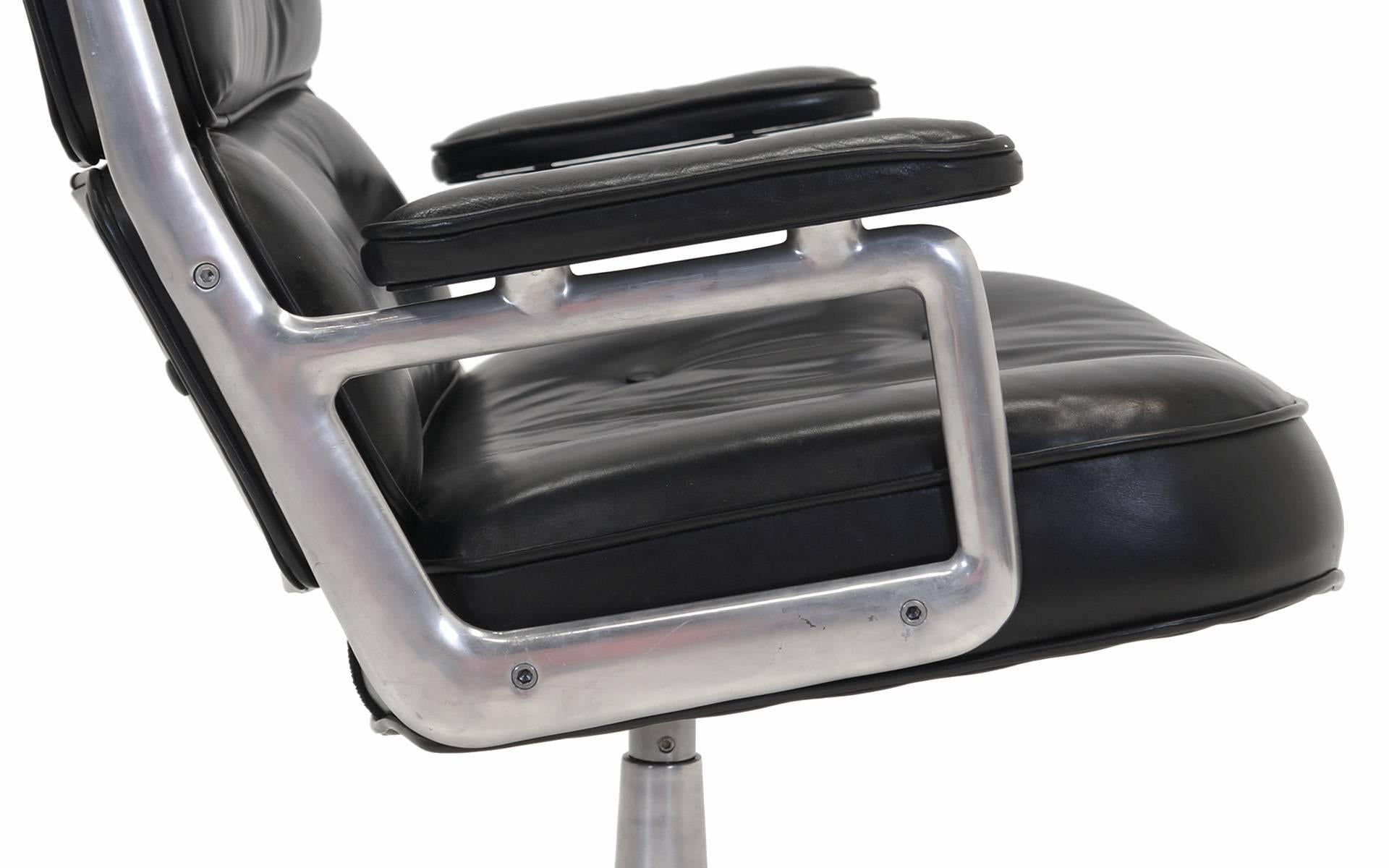 Aluminum Rare Eames Time Life Lounge Chair, 1960s in Excellent Condition, Full Swivel