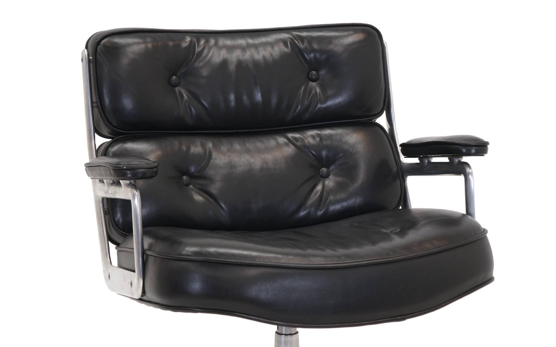 Rare Eames Time Life Lounge Chair, 1960s in Excellent Condition, Full Swivel In Good Condition In Kansas City, MO