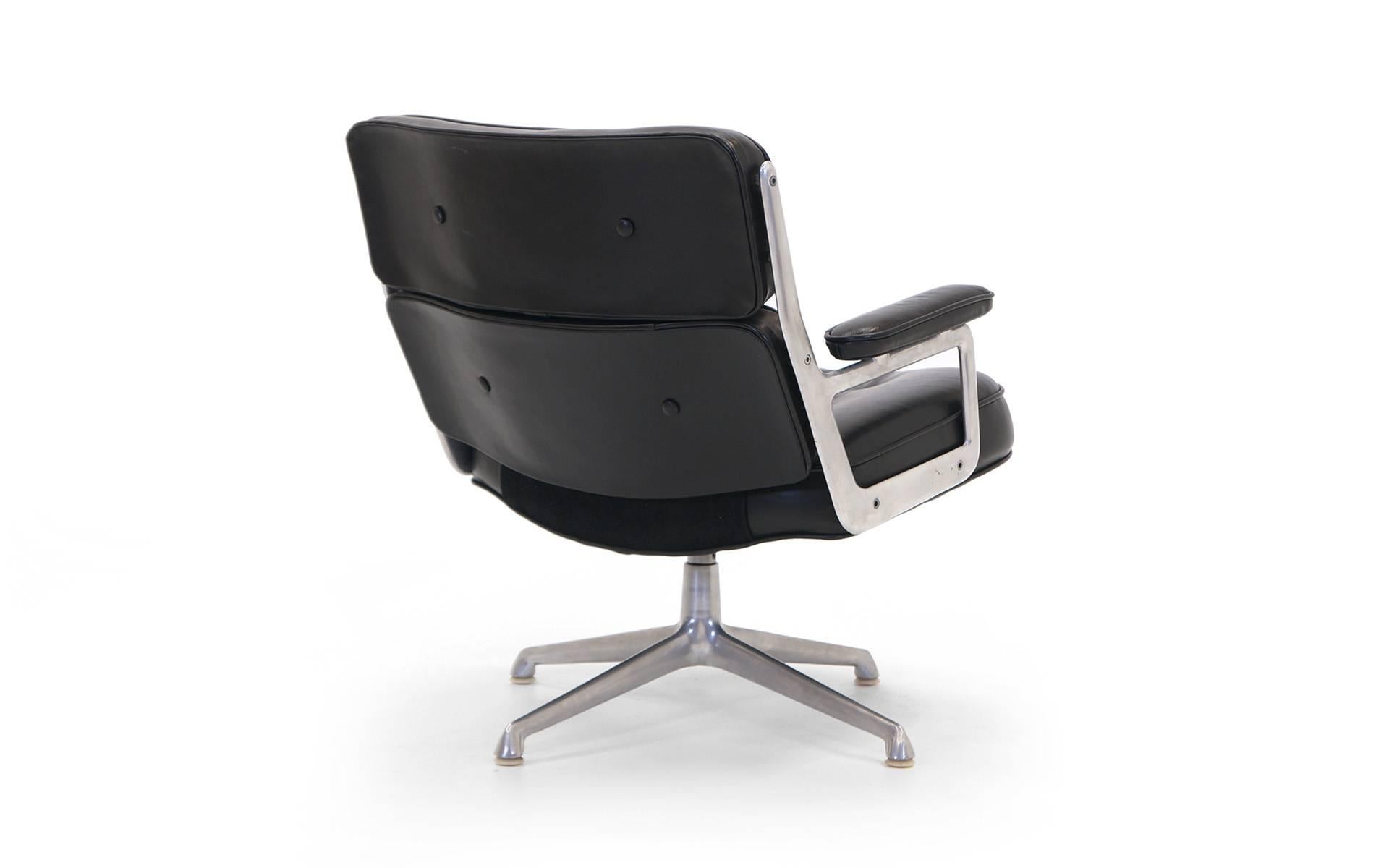 American Rare Eames Time Life Lounge Chair, 1960s in Excellent Condition, Full Swivel