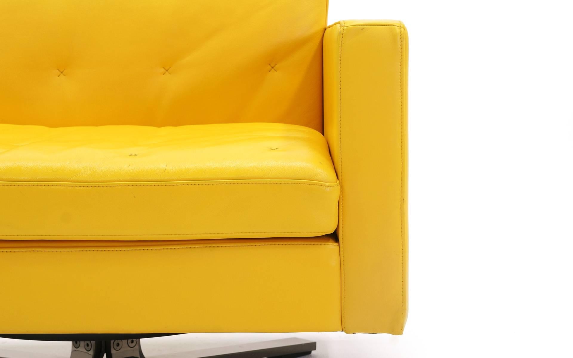 Poltrona Frau Kennedee Series  Yellow Leather Memory Swivel Lounge Chair In Good Condition In Kansas City, MO