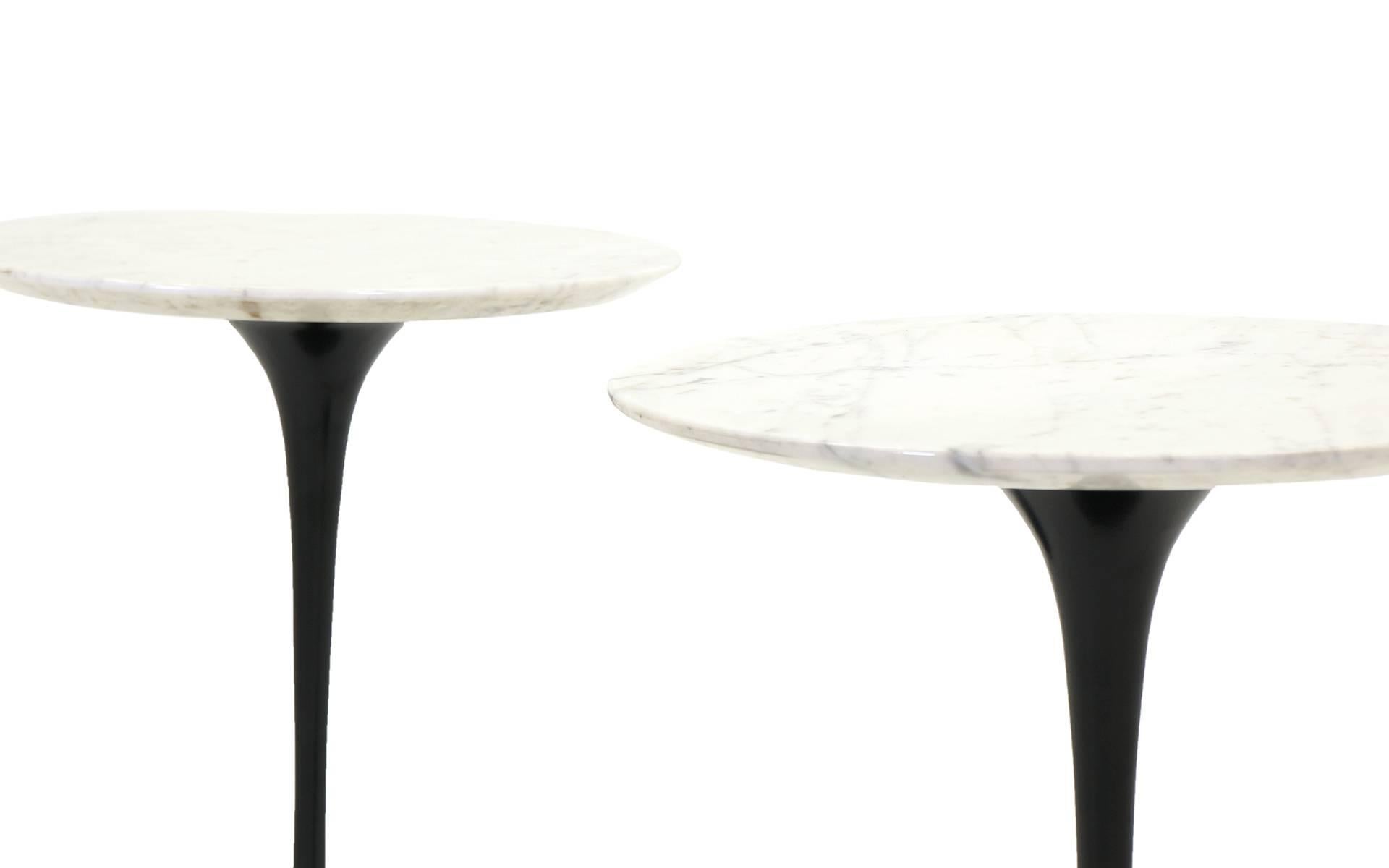 American Excellent pair of Saarinen for Knoll side tables Black base with marble top