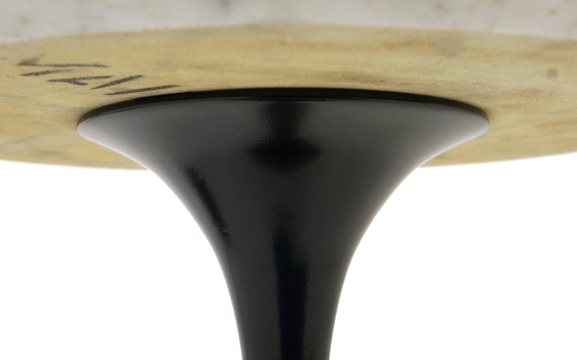 Mid-20th Century Excellent pair of Saarinen for Knoll side tables Black base with marble top