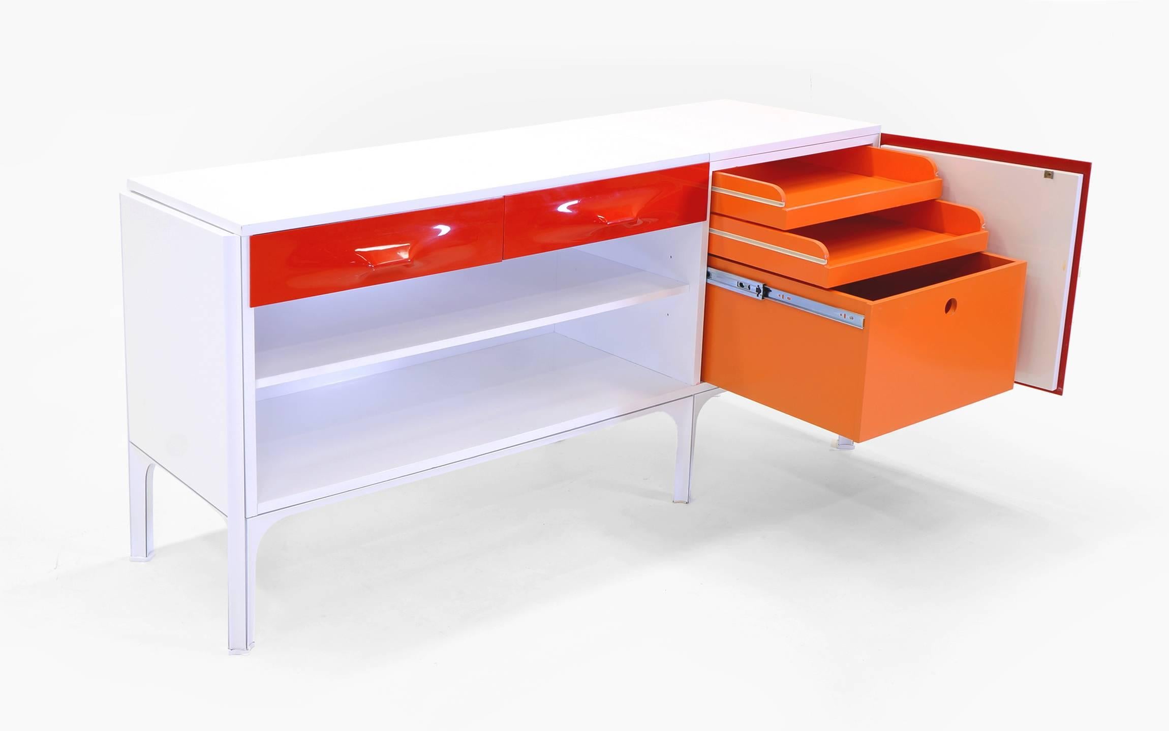 Raymond Loewy-Schreibtisch mit Schubladen für Doubinsky Freres, DF2000 Serie (Lackiert) im Angebot