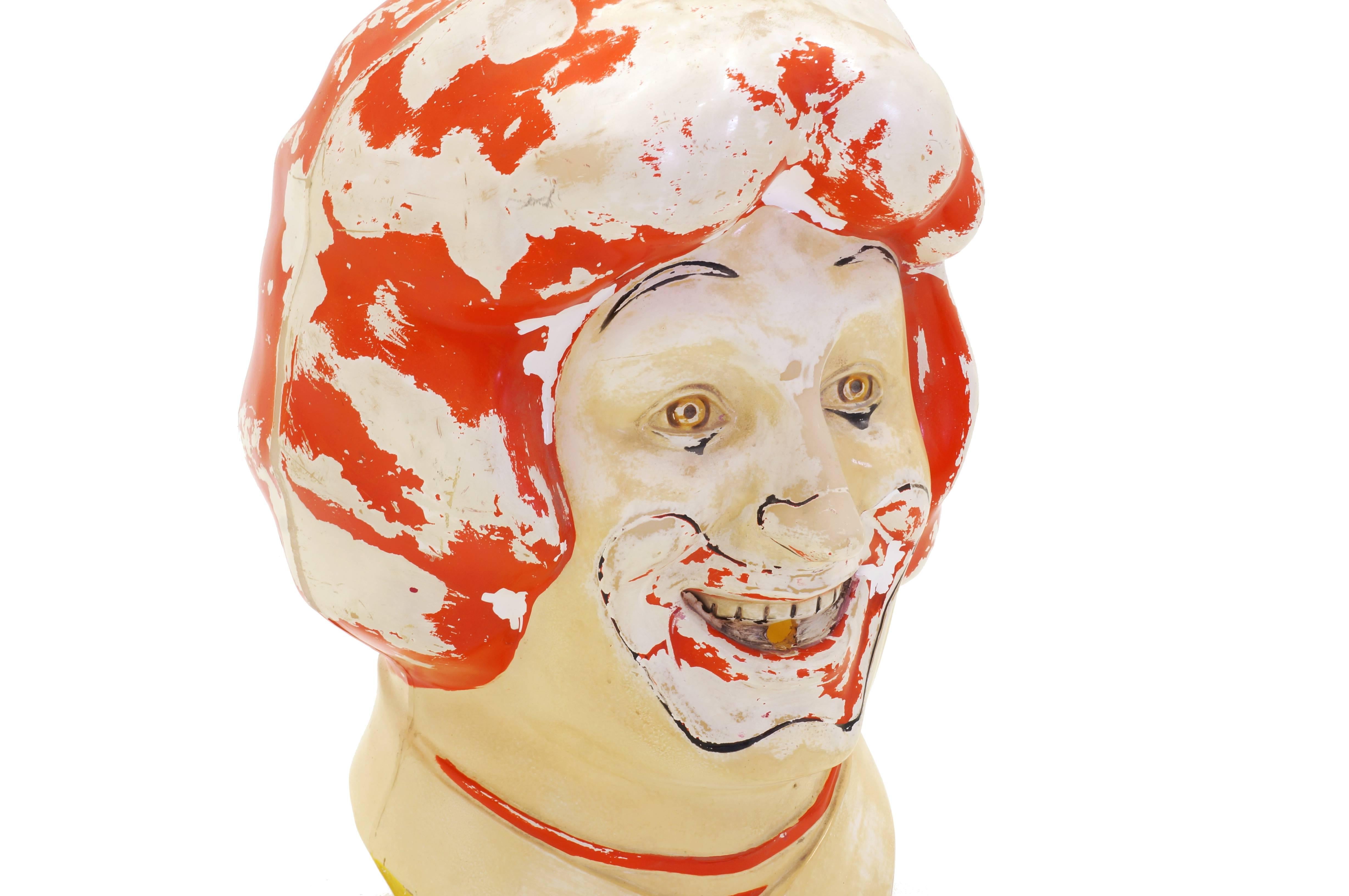 Einzigartiger, cremiger, perfekt patinierter Clownkopf aus Kunststoff im Zustand „Starke Gebrauchsspuren“ im Angebot in Kansas City, MO