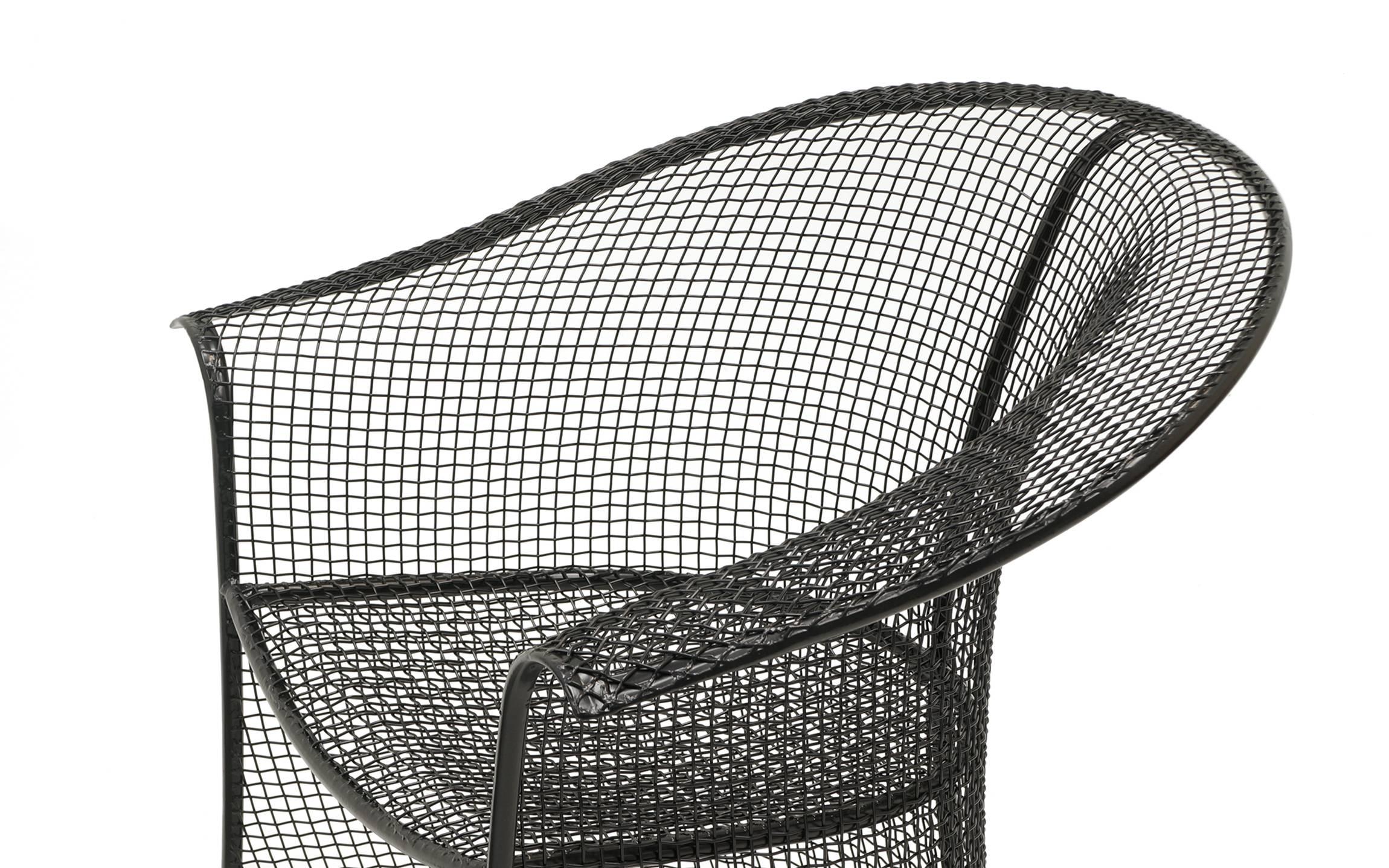 Russell Woodard Woven Wire Mesh Outdoor Patio Table and Four Chairs Restored In Excellent Condition In Kansas City, MO