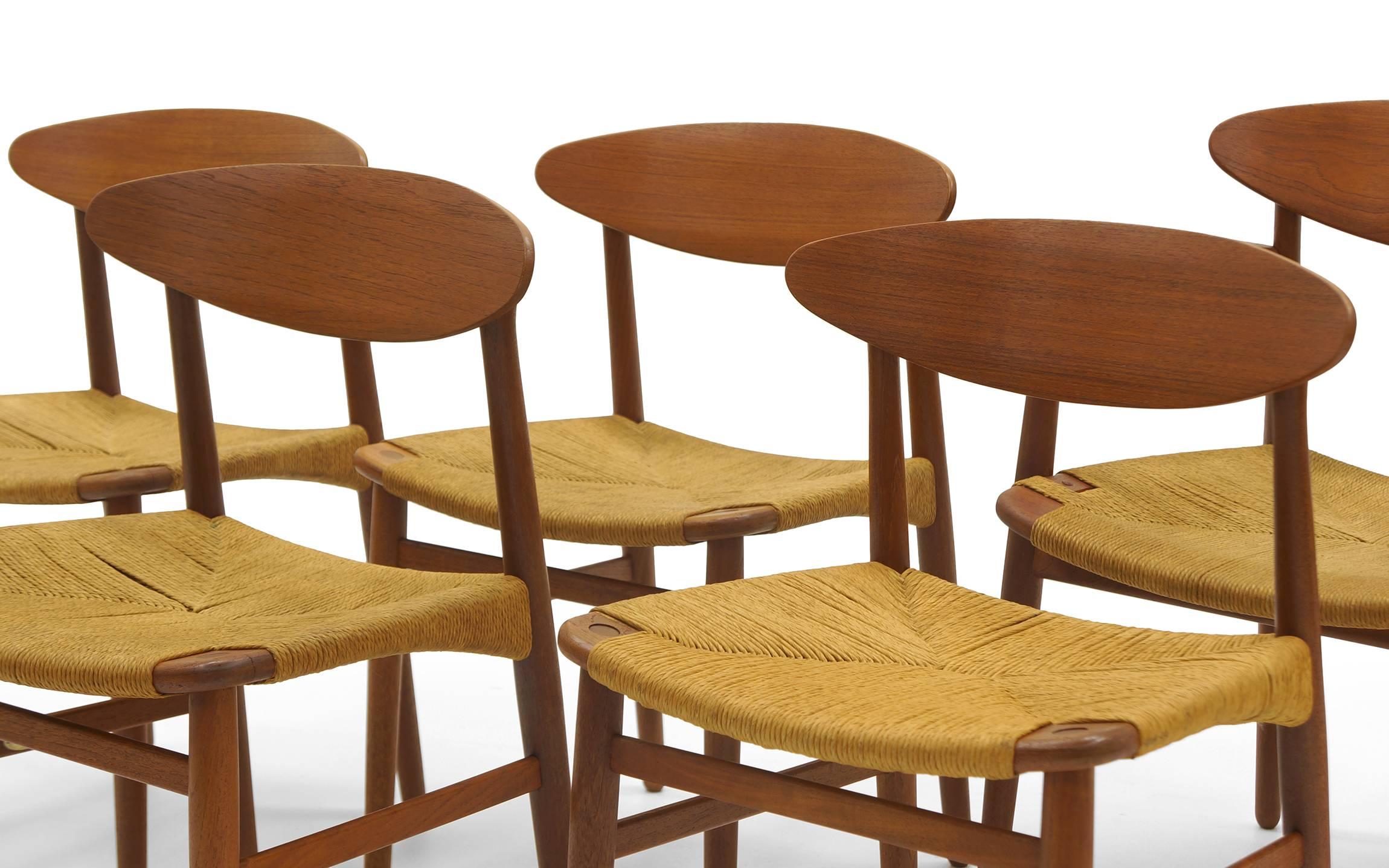 Set aus sechs modernen dänischen Teakholz-Esszimmerstühlen von Ejner Larsen und Aksel Madsen (Skandinavische Moderne) im Angebot