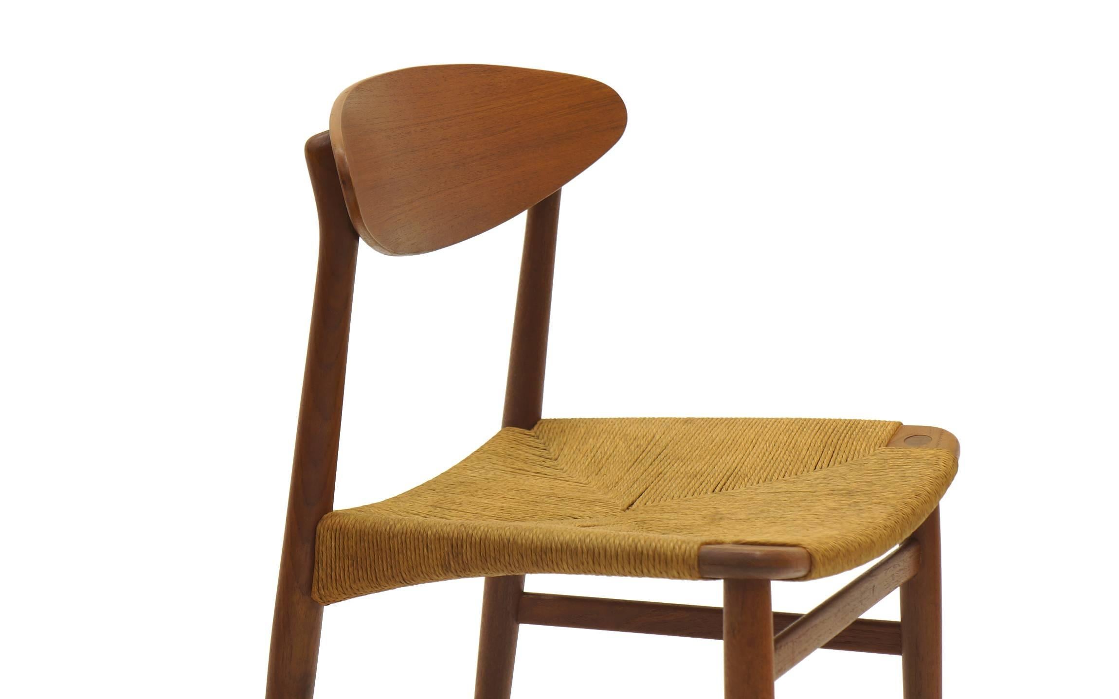 Set aus sechs modernen dänischen Teakholz-Esszimmerstühlen von Ejner Larsen und Aksel Madsen (Seil) im Angebot