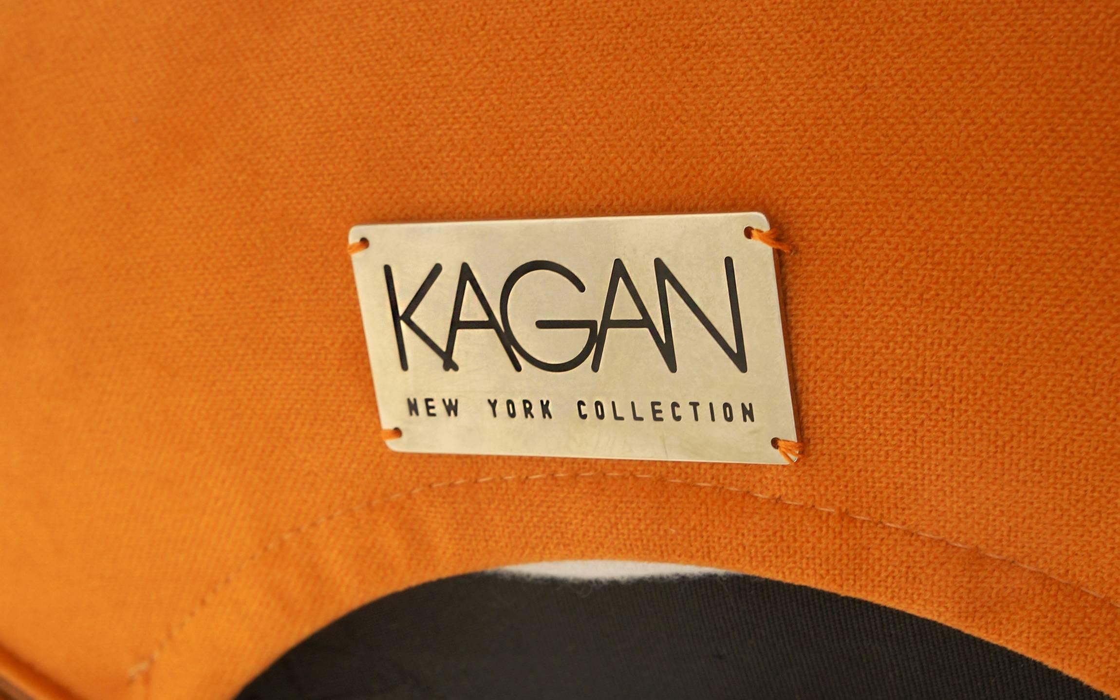 Vladimir Kagan Dreieckiger Hocker oder Ottomane für die Kagan New York Kollektion im Angebot 1