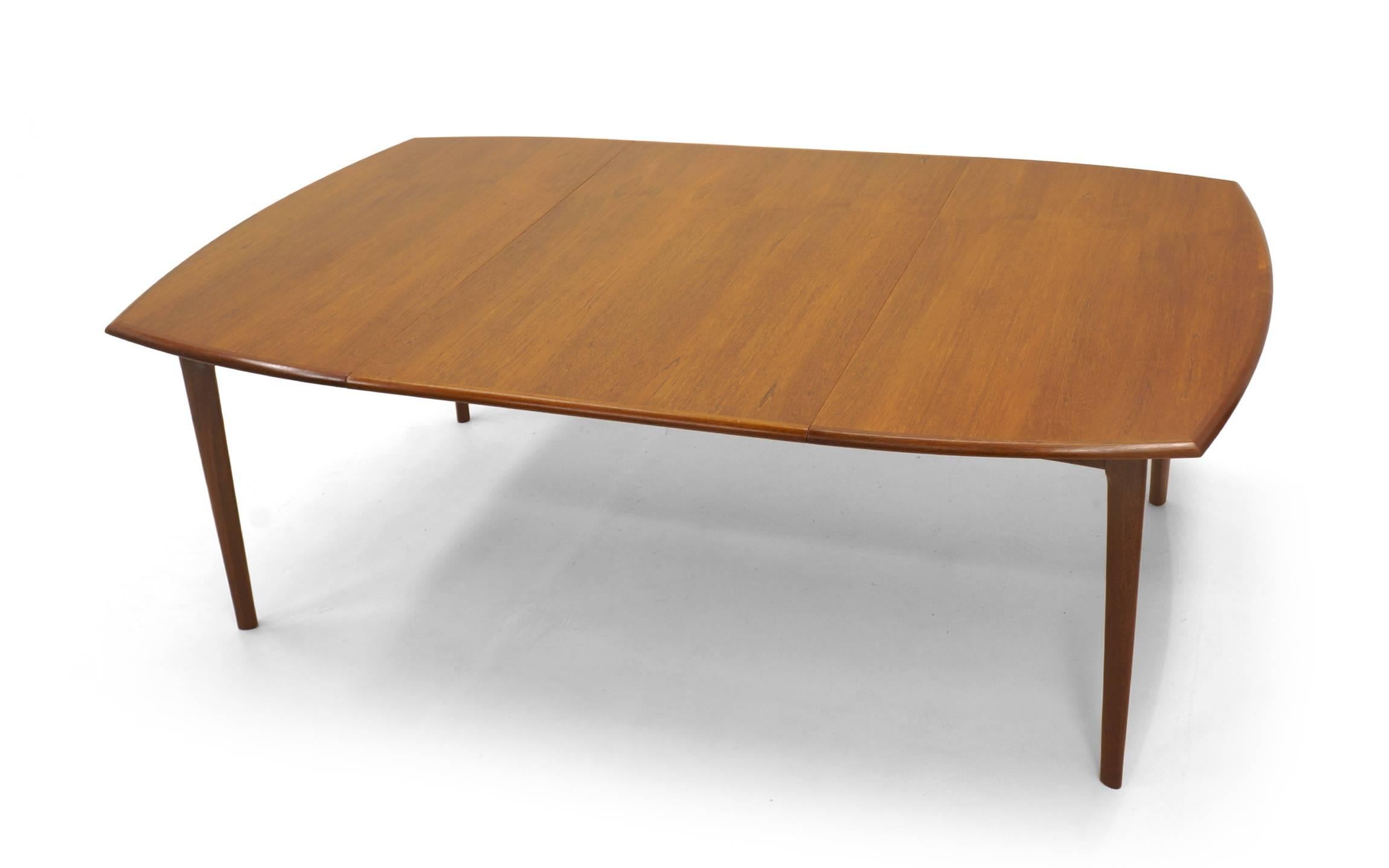 Small to Large Expandable Teak Dining Table by H. W. Klein for Bramin In Excellent Condition For Sale In Kansas City, MO