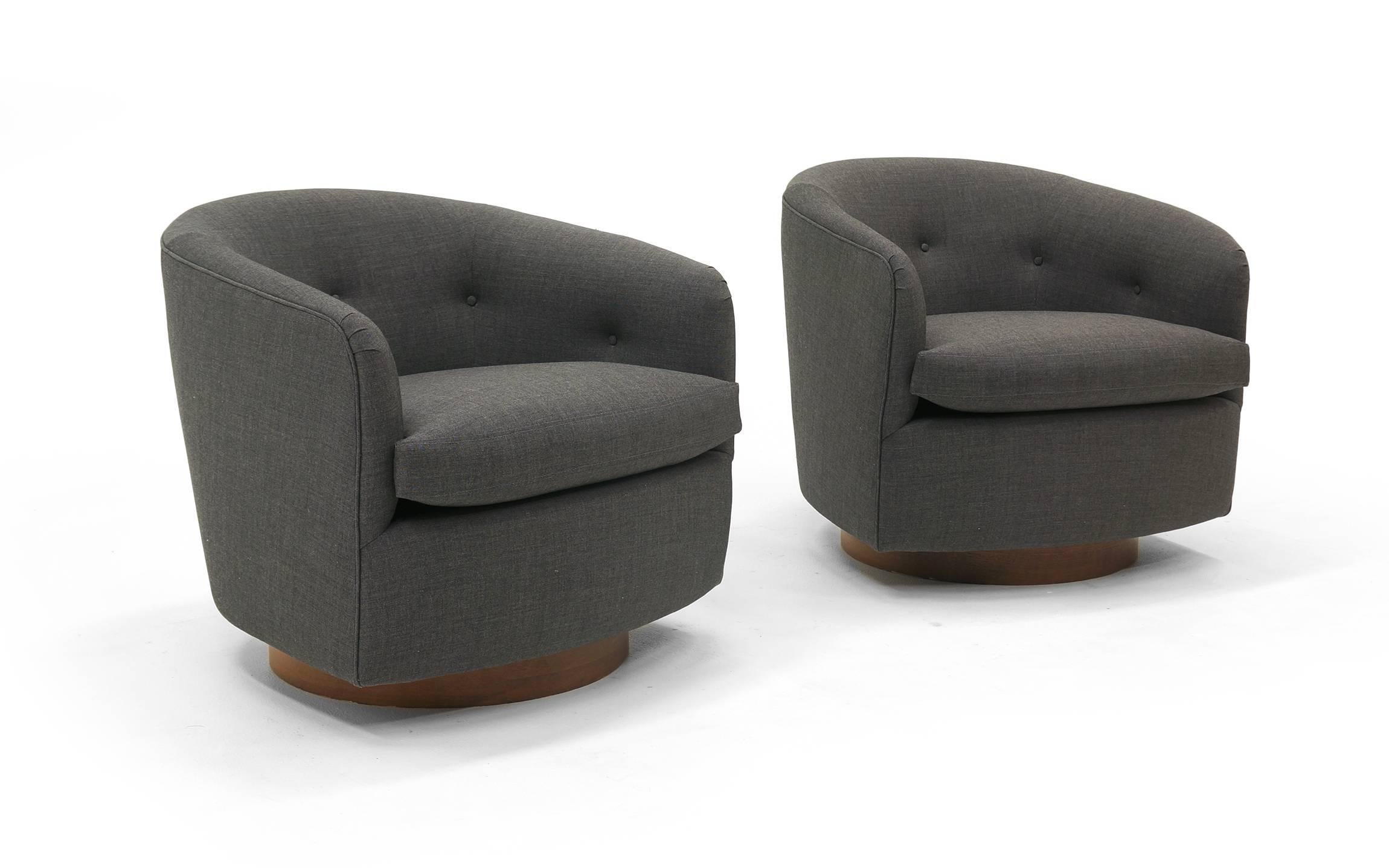 Mid-Century Modern Pair of Milo Baughman Tilt Swivel Club Chairs, Charcoal Gray Maharam Fabric