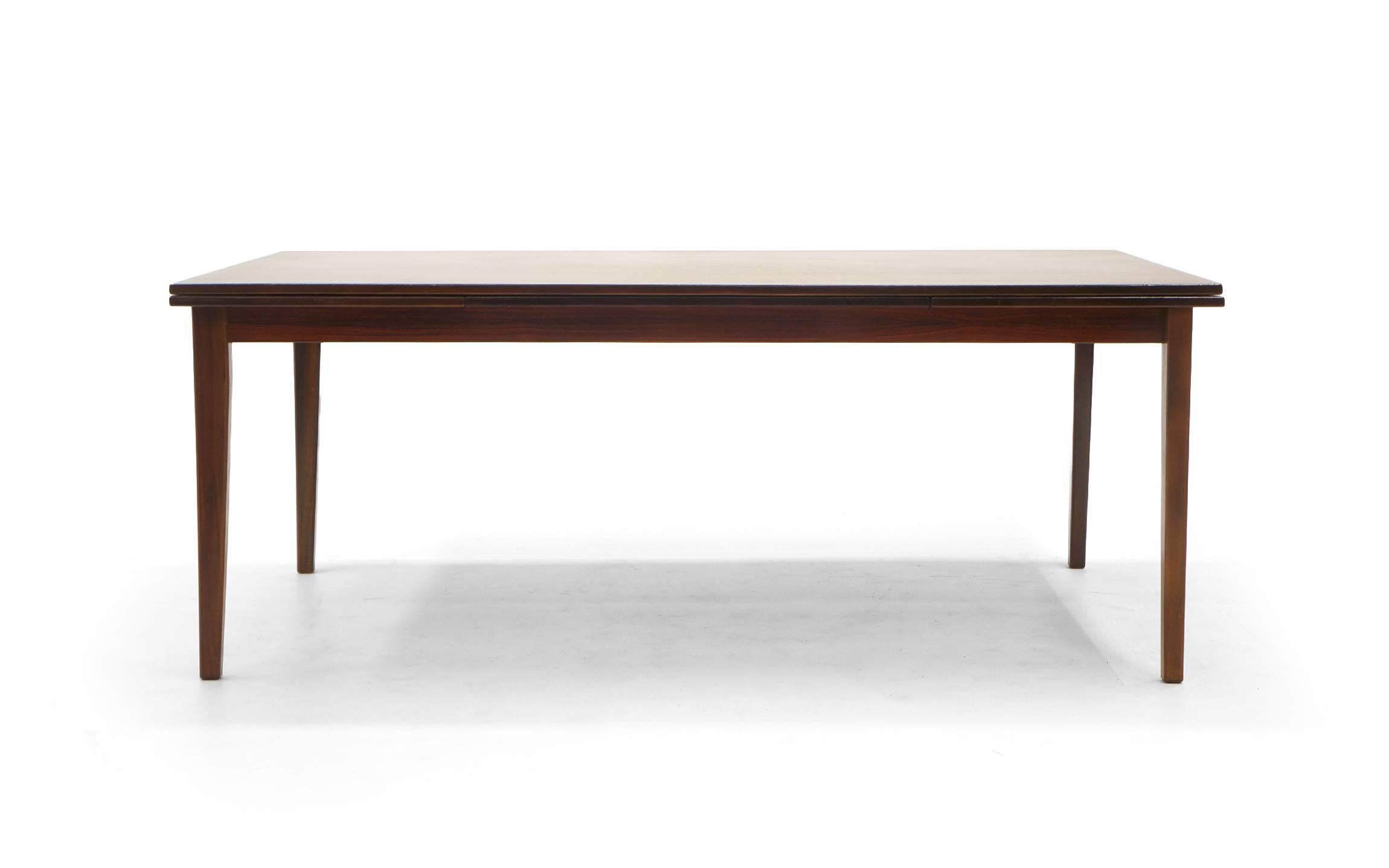 Danish Modern Rosewood Expandable Draw Leaf Dining Table In Excellent Condition In Kansas City, MO