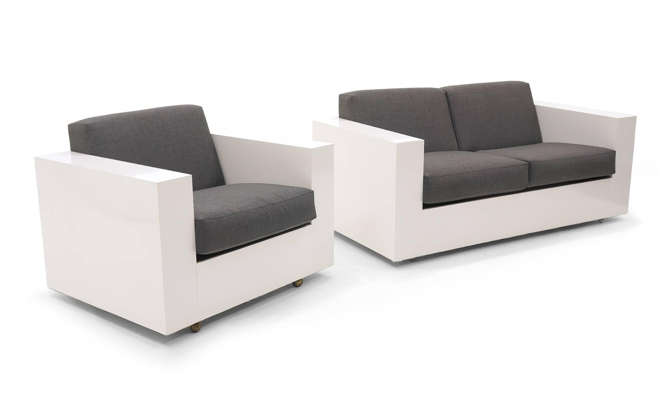 Sofa und Sessel, entworfen von Milo Baughman für Thayer Coggin. Mod 1970er Design. Gehäuse/Rahmen aus weißem Laminat mit neuem anthrazitfarbenem Maharam-Stoff. Vollständig und fachmännisch restauriert und neu gepolstert.  Beide behalten die
