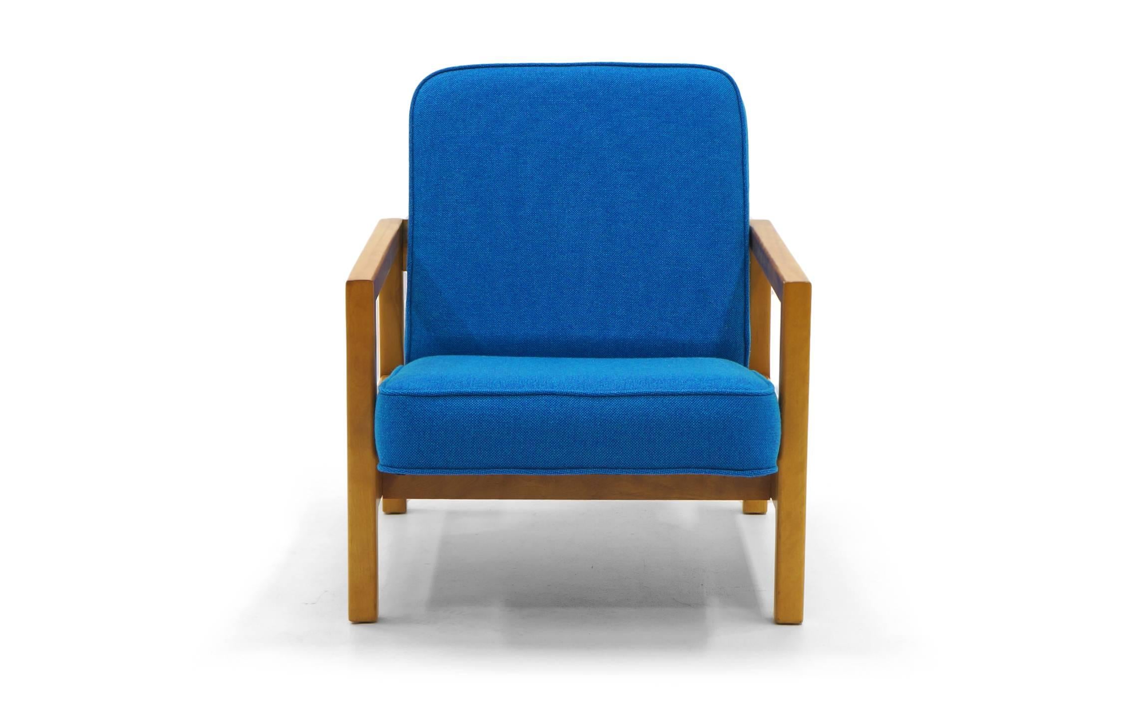 George Nelson-Sessel mit neuem blauen Maharam-Stoff. Blonder Primavera-Rahmen in ausgezeichnetem Zustand.
