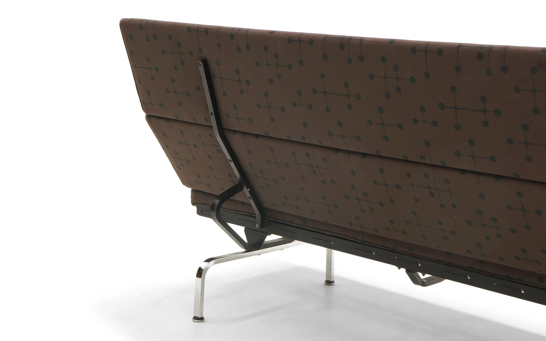 Charles and Ray Eames Sofa Compact for Herman Miller in Eames Dot Pattern Fabric In Good Condition In Kansas City, MO