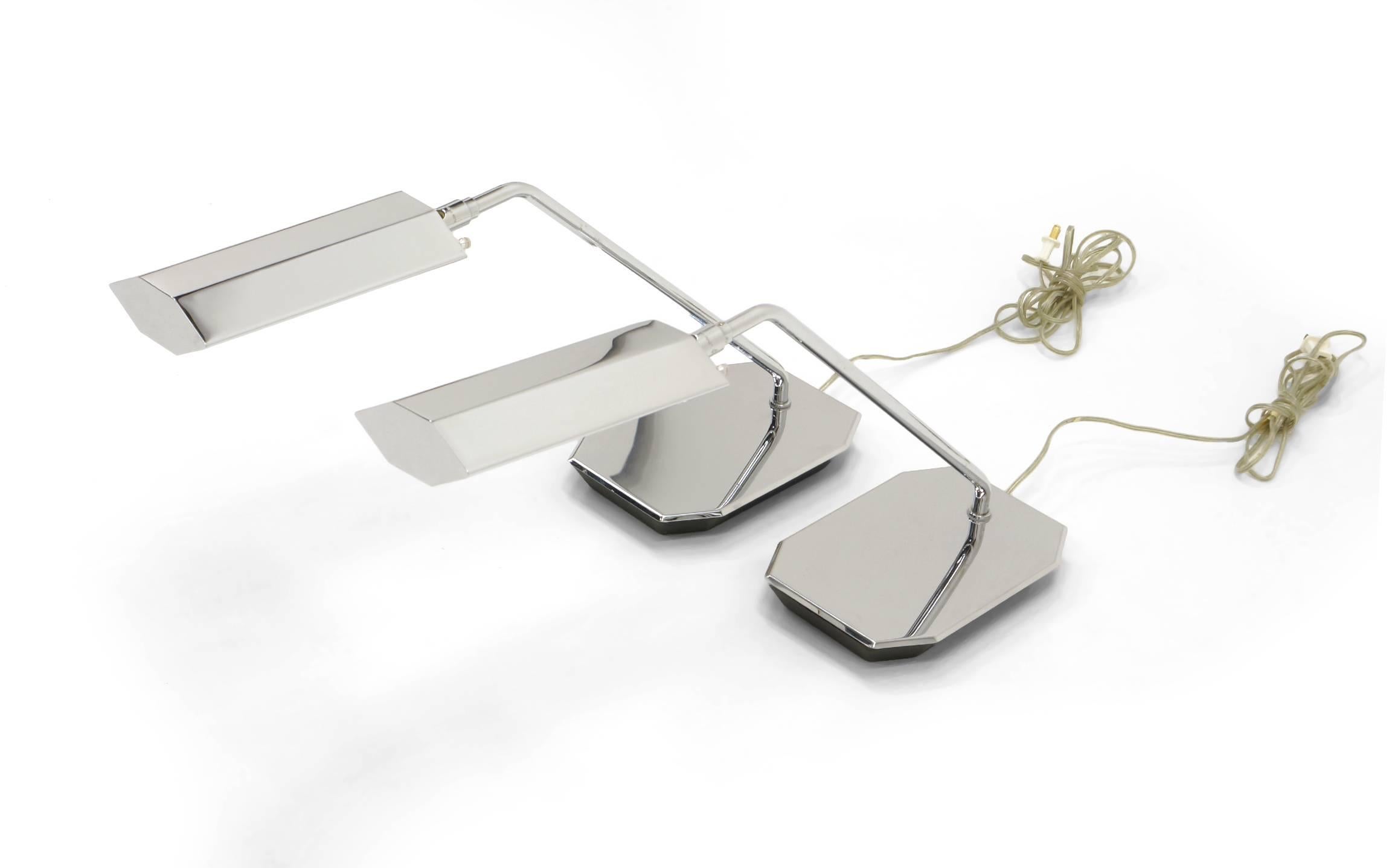 Paar Koch- und Lowy-Tisch- oder Schreibtischlampen aus Chrom (Moderne der Mitte des Jahrhunderts) im Angebot