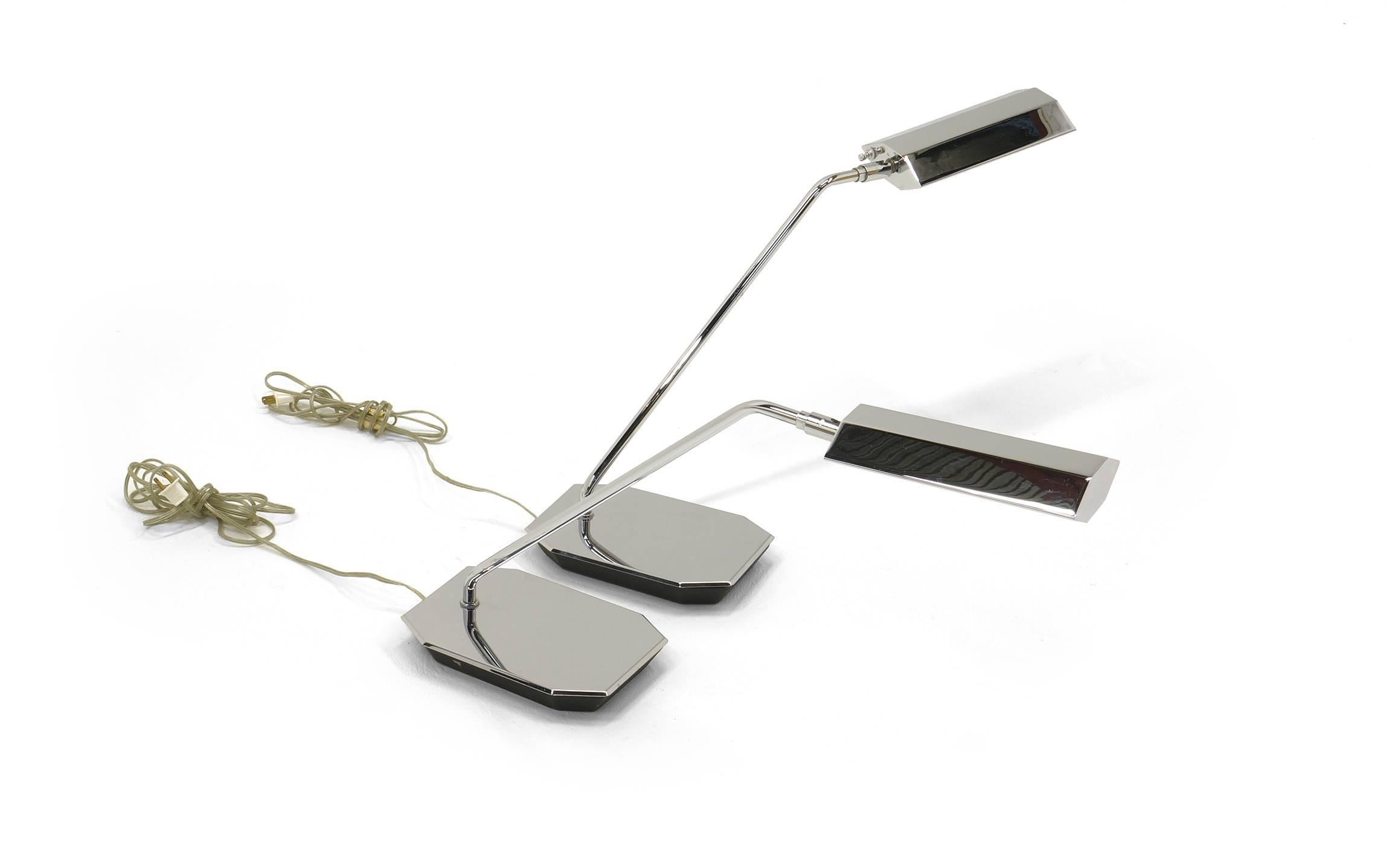 Ein Paar verchromte Tisch- oder Schreibtischlampen von Koch und Lowy. Hergestellt mit einem sehr schweren gewichteten verchromten Stahlsockel, der es den Lampen ermöglicht, 26 Zoll auszukragen. Die Lampenköpfe sind vollständig nach oben und unten