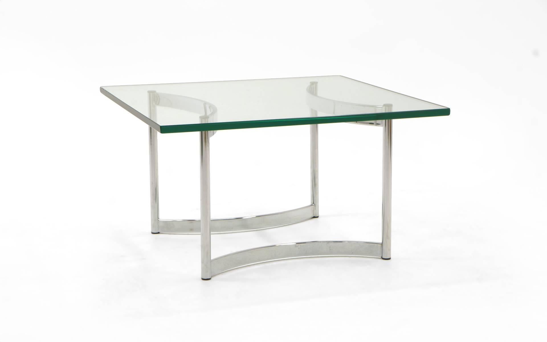 Mid-Century Modern Table basse carrée en verre et chrome en vente
