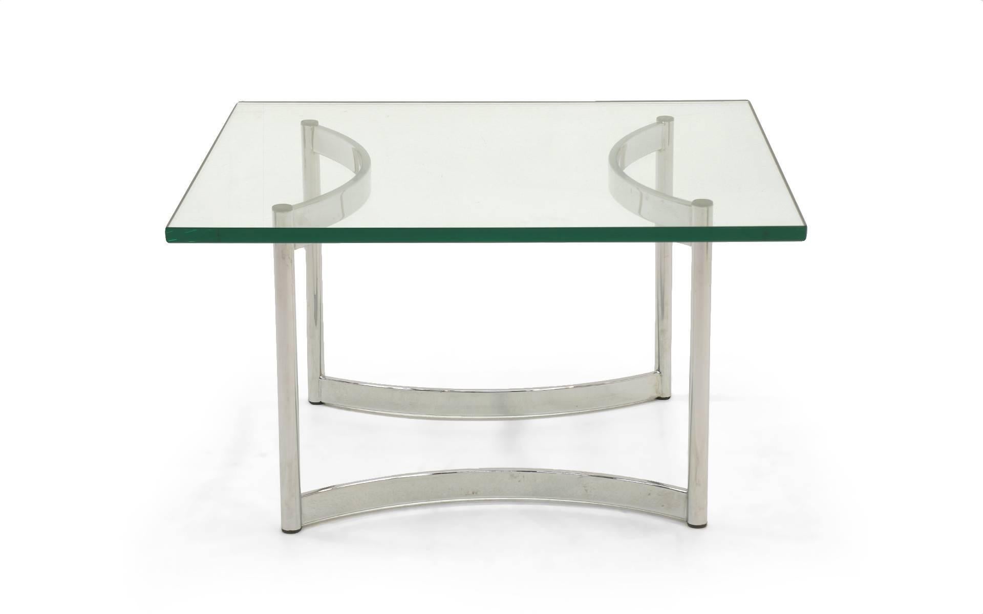 table basse carrée en verre et chrome de 36 pouces. Verre de haute qualité de 1/2 pouce et cadre en acier chromé. Peut-être conçu par Milo Baughman ou Laverne.