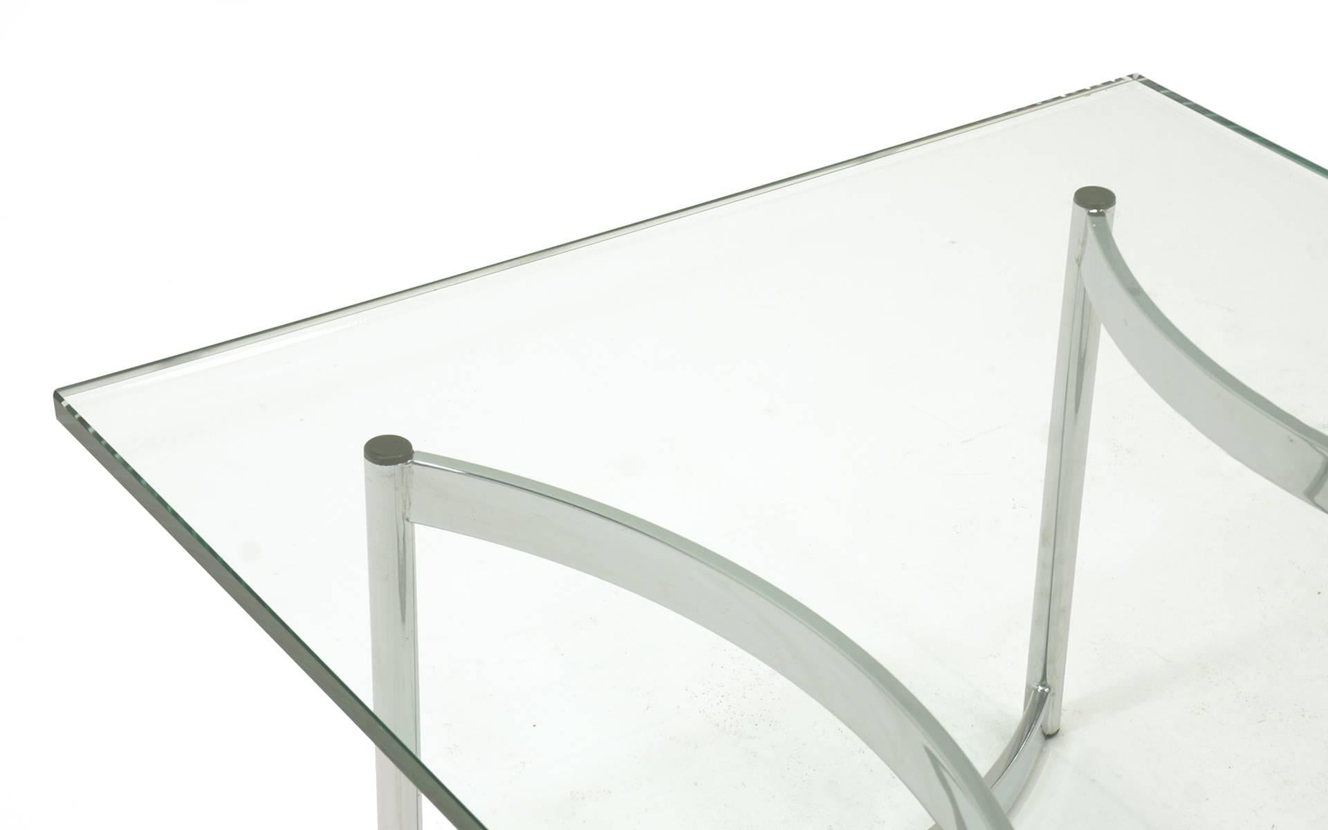 Américain Table basse carrée en verre et chrome en vente