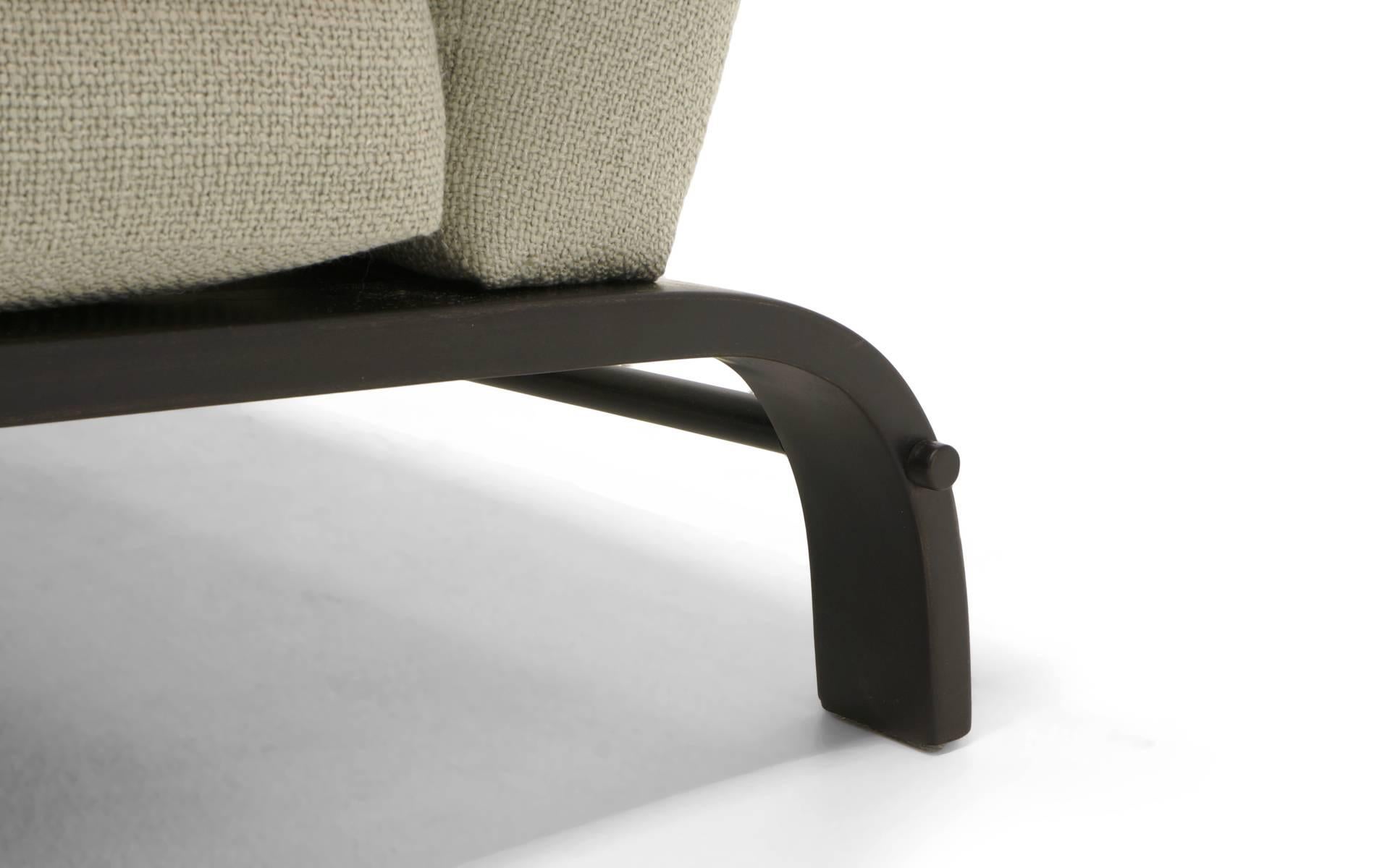 Dreisitziges Sofa von Russell Wright mit schwarzem Gestell und hellgrau-silbernem Stoff (Holz) im Angebot
