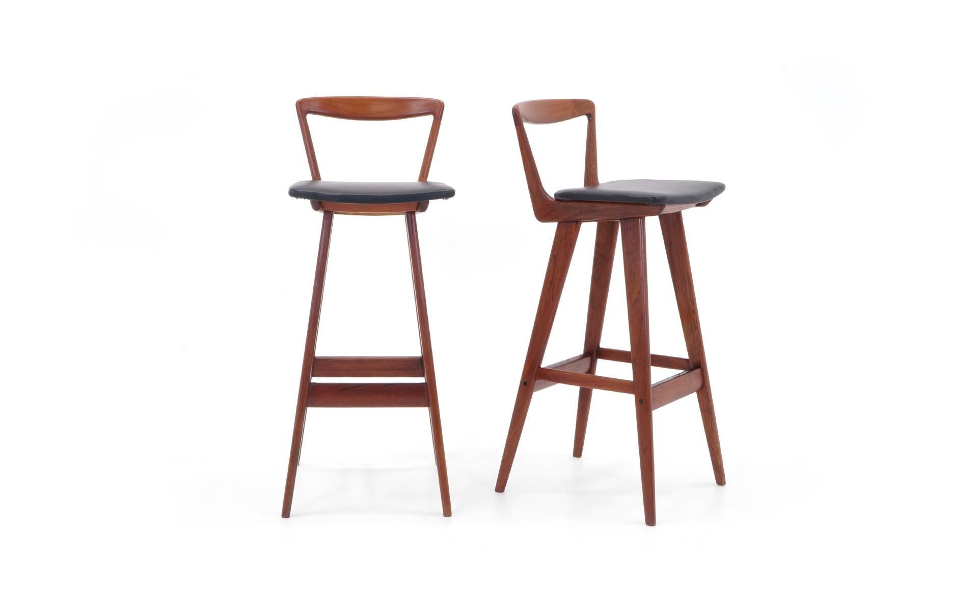 Set of four sculptural rosewood bar stools designed by Hansen for Brande Møbelindustri. Original oiled rosewood finish in excellent condition. Newer black leather seats. Rare and beautiful set.
