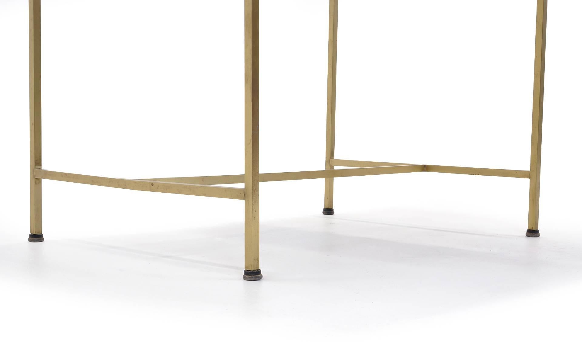 Laiton Table d'appoint Paul McCobb avec cadre en laiton et plateau en porte-à-faux en vente