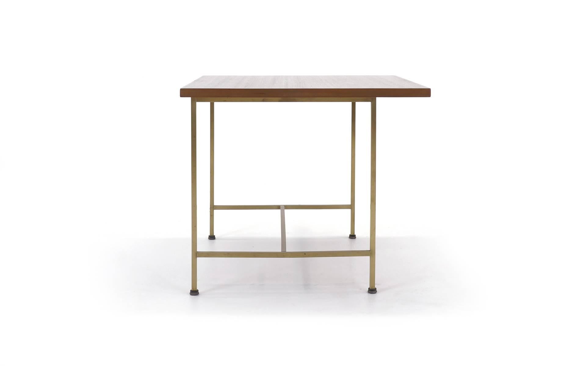 Rare table d'appoint McCobb avec plateau en porte-à-faux, cadre en laiton et traverse.