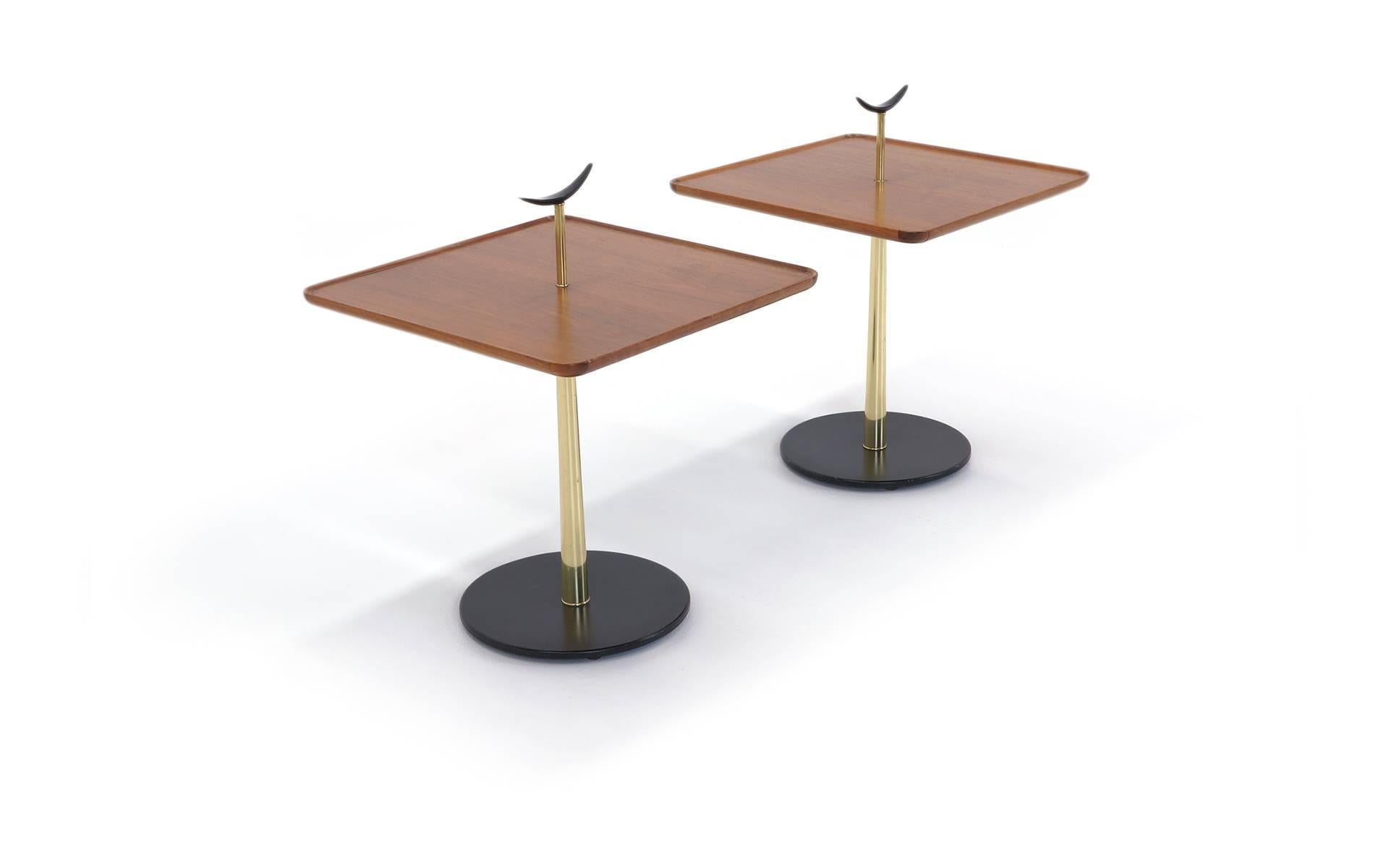 Extremely rare matched pair of end tables designed by Milo Baughman for Arch Gordon. Excellent original condition.

Table top height: 18.25 in.
Hheight including centerpiece: 22.88 in.