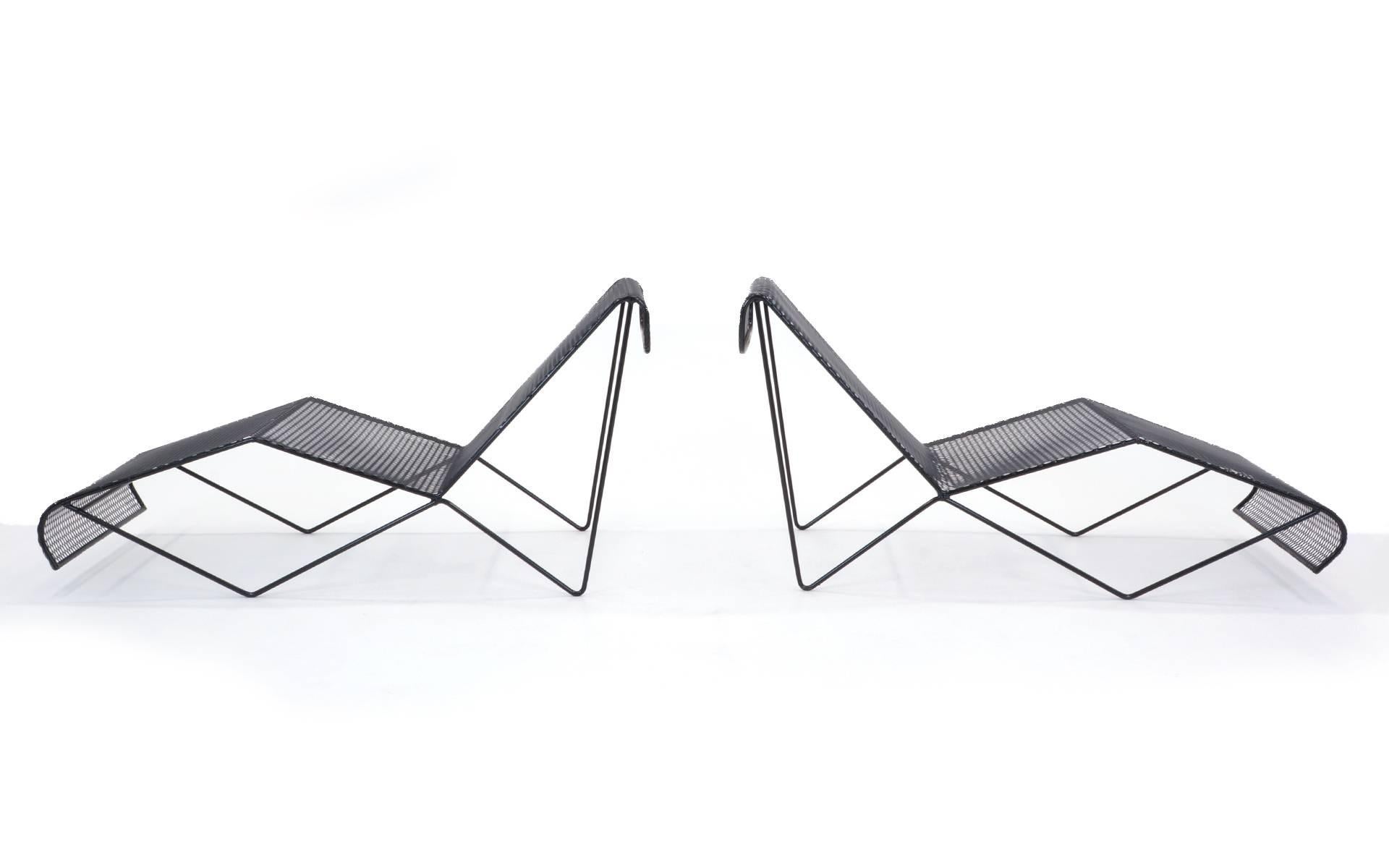 Mid-Century Modern Pair of Outdoor Chaise Lounge Chairs Attributed to Milo Baughman