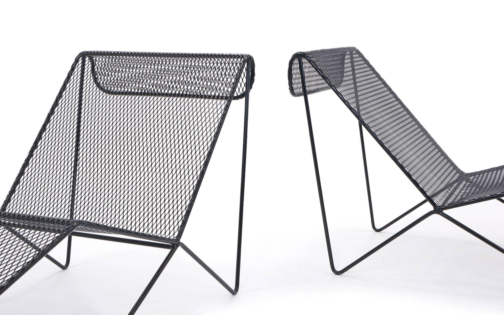 Powder-Coated Pair of Outdoor Chaise Lounge Chairs Attributed to Milo Baughman