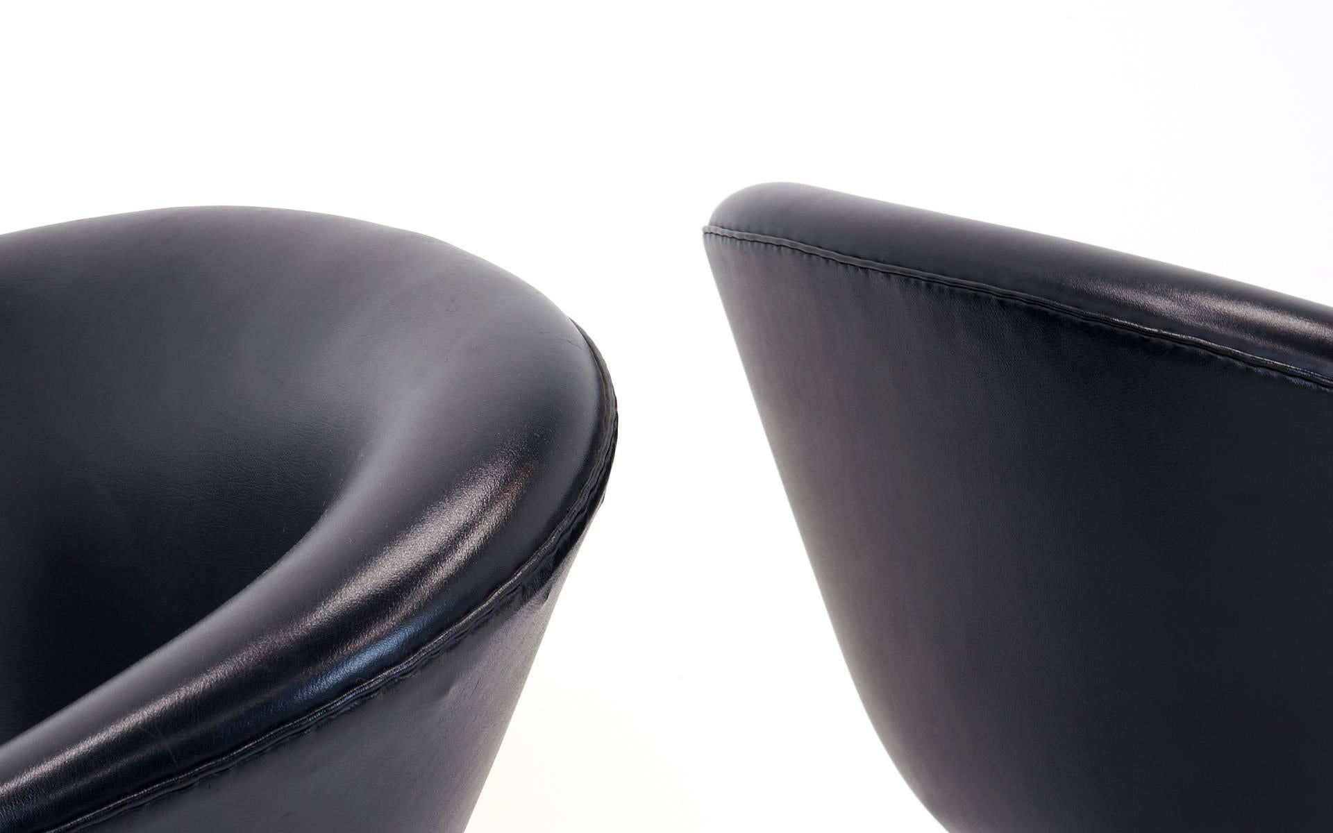 Mid-Century Modern Pair of Arne Jacobsen Pot Chairs Made by Fritz Hansen, Denmark