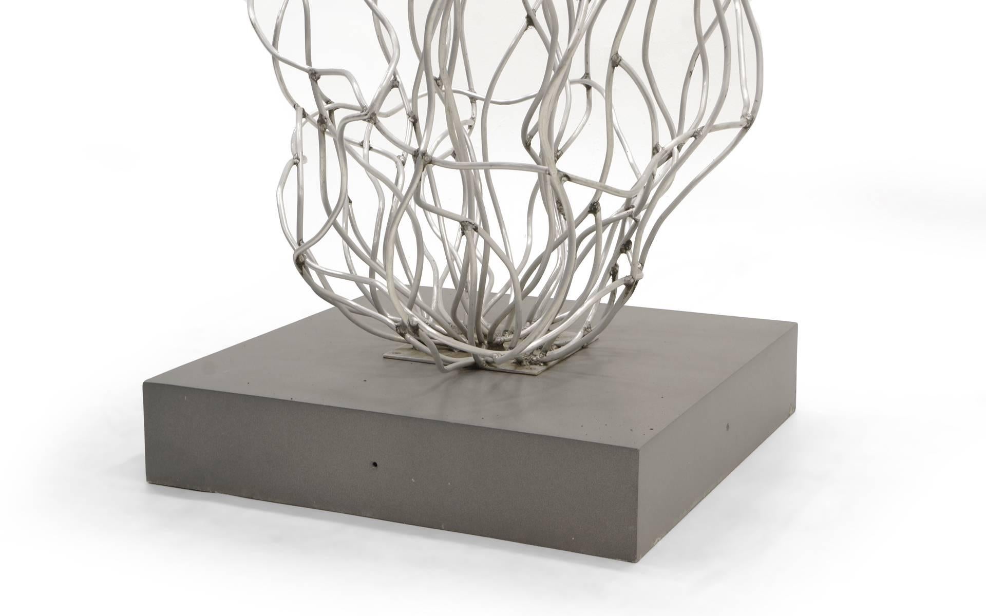 Sculpture abstraite d'extérieur ou d'intérieur de Barbara Sorensen.   Fabriqué en aluminium et en acier inoxydable.   Il a été à l'extérieur pendant les 10 dernières années et il n'y a pas de rouille.  La base fait partie de la sculpture et il y a