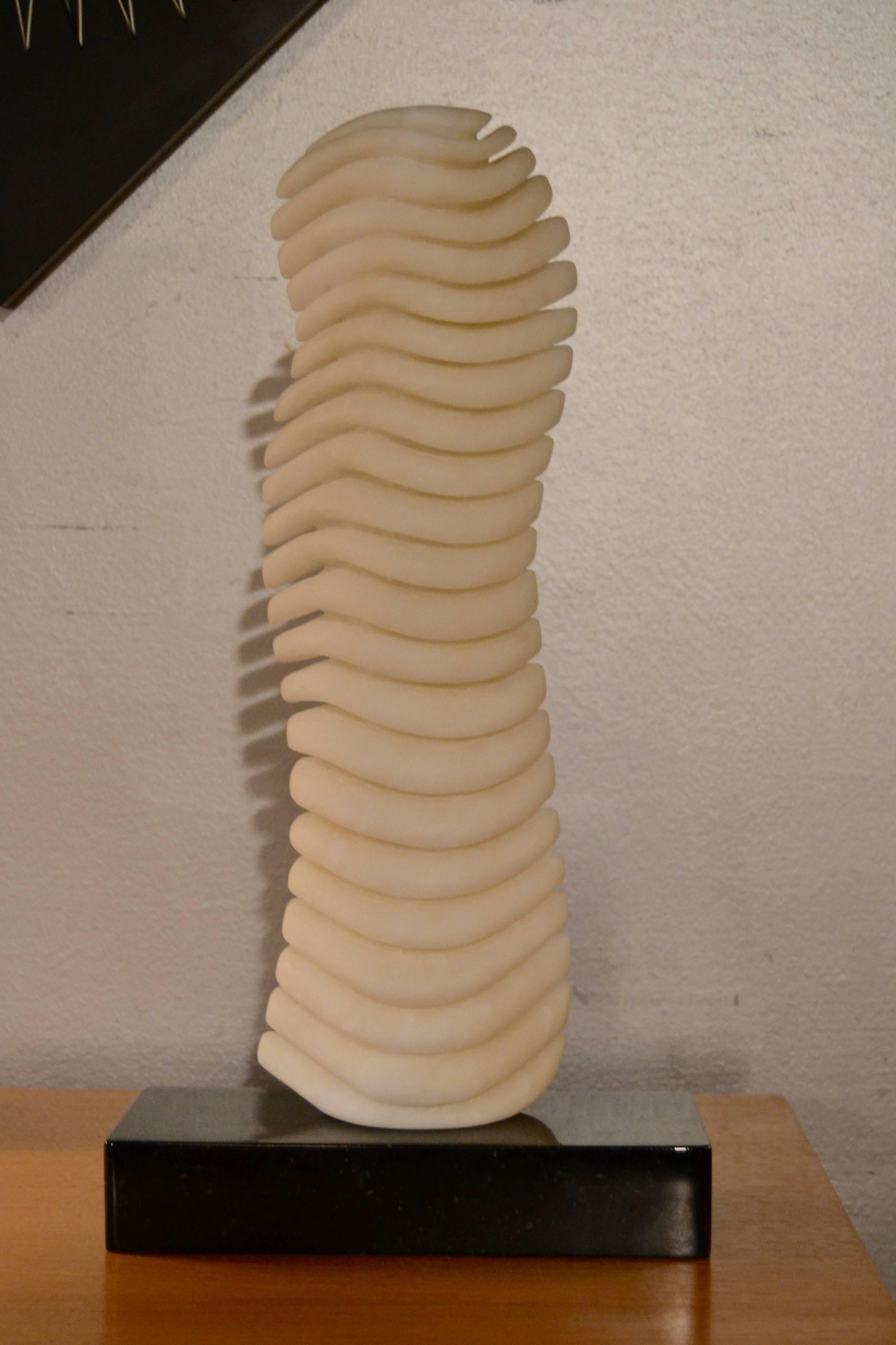 Late 20th century marble sculpture by the French artist JF Bourdier. Impresive quality of work, with rounded forms. Mounted on a black base.
Base dimensiones are (27cm/12cm/5cm.)