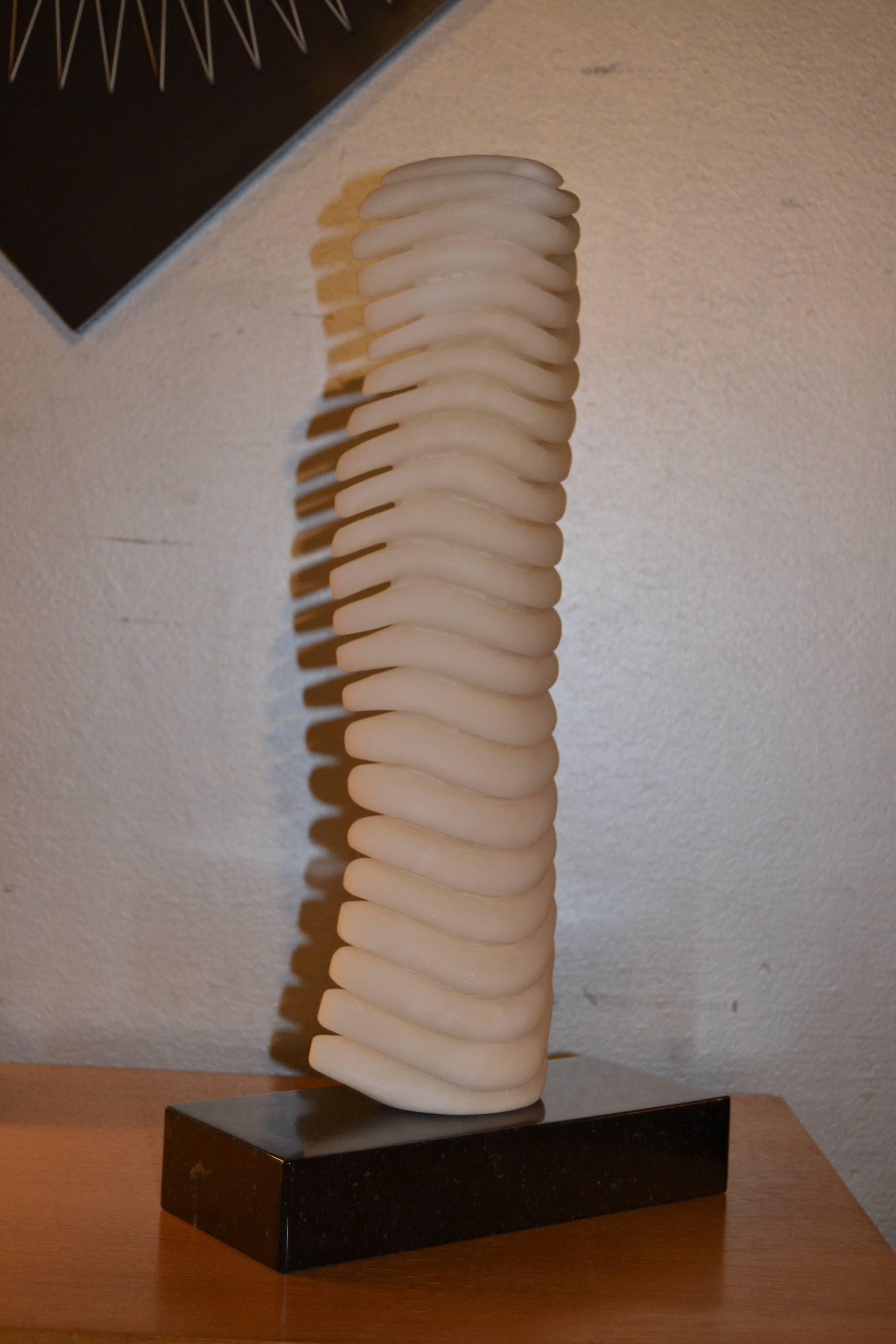 Abstract Extremoz Marble Sculpture In Excellent Condition In Saint-Ouen, FR
