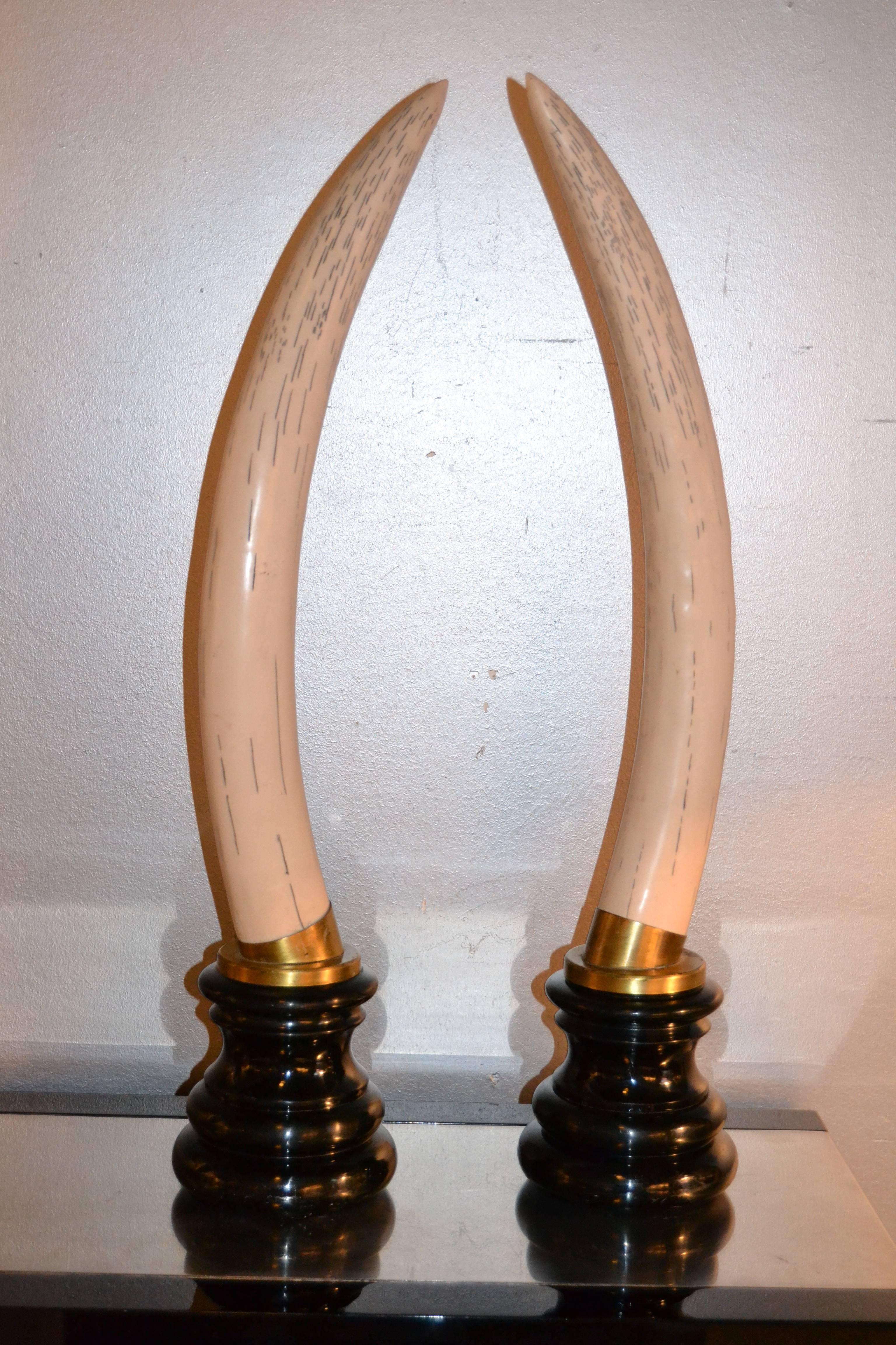 Pair of late 1970s faux elephant tusks mounted on black lacquered and brass round base.
Good vintage condition.