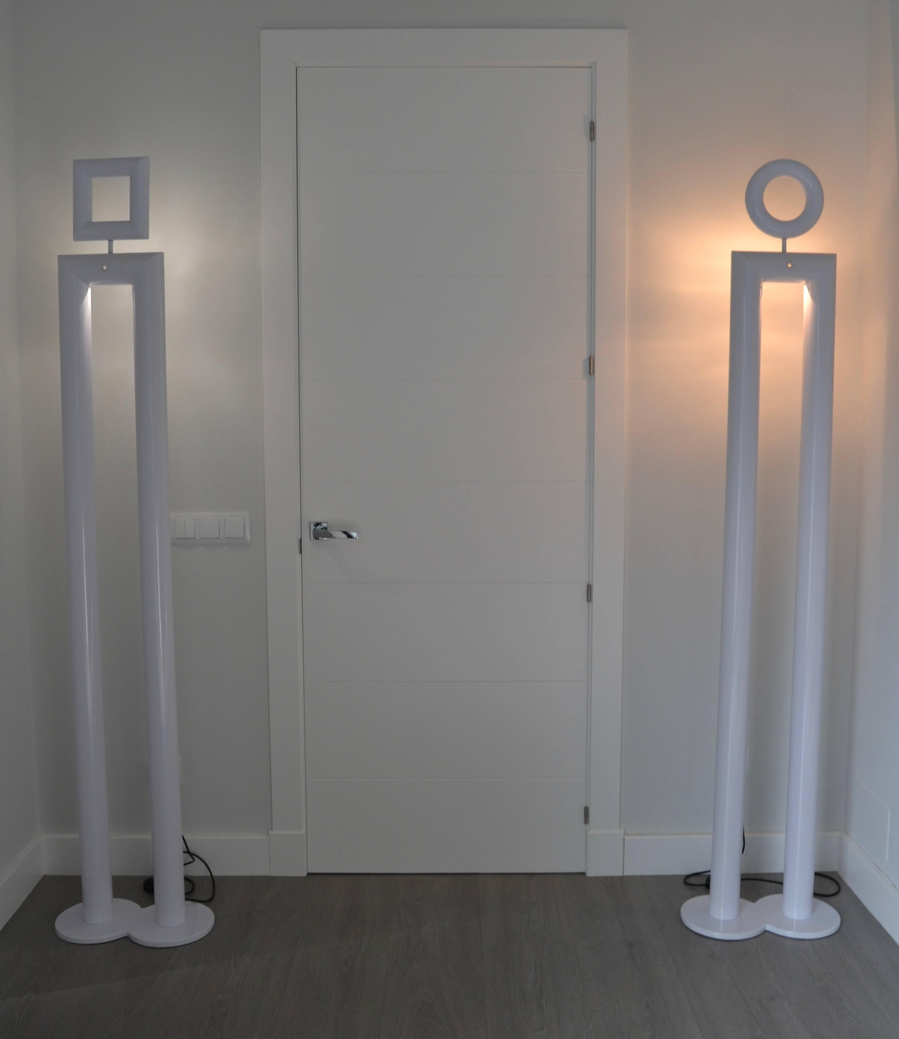 Pair of tall 1970s iron white lacquered sculptural floor lamps.
Light is on the back of the lamp.
Great vintage condition.
Rewired.