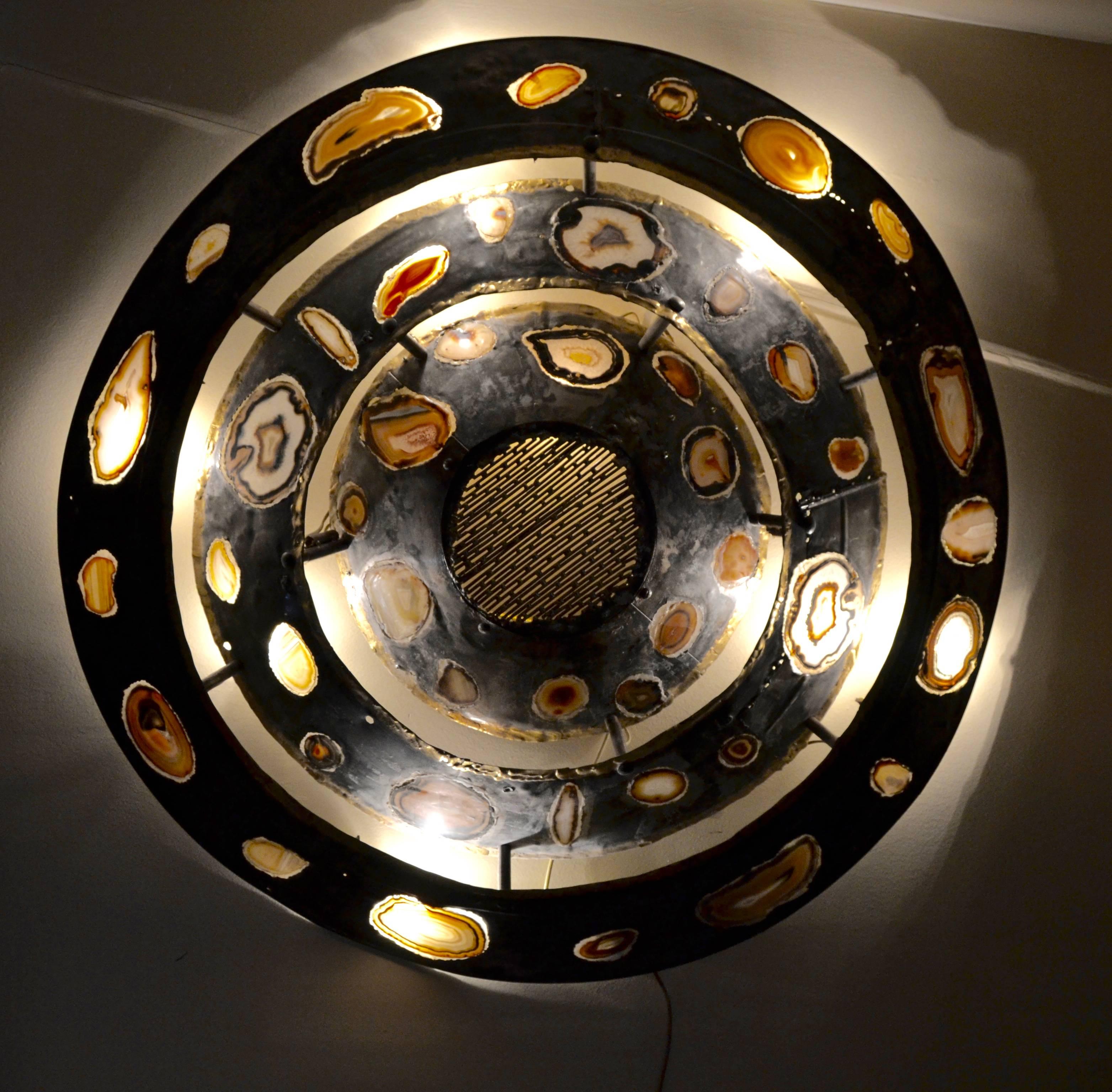 Spectacular large wall light composed of 41 agates inlaid on metal.
Unique piece from French artist Henri Fernandez.