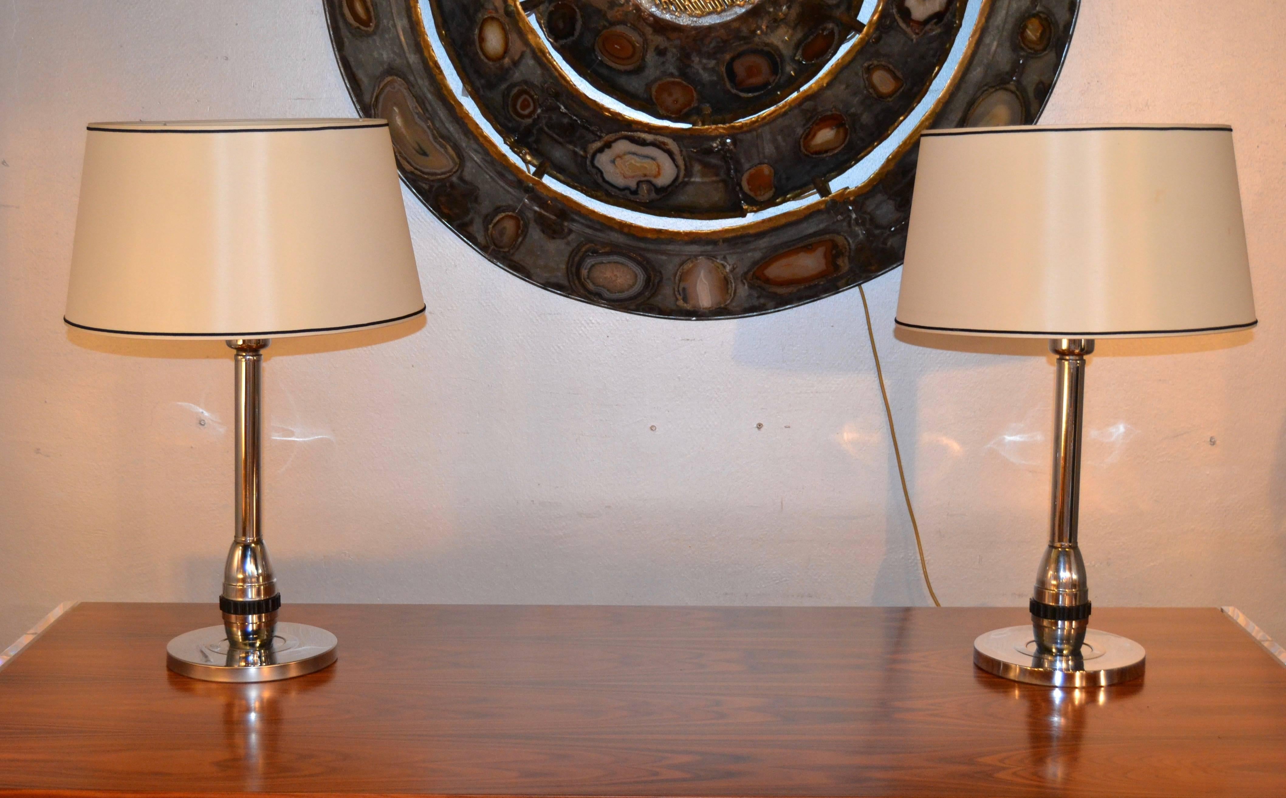 Pair of chromed steel lamps with bakelite dimmer. Lamps has a dimmer inside turning the black bakelite switch, 1950s, France.
Good vintage condition
New shade.