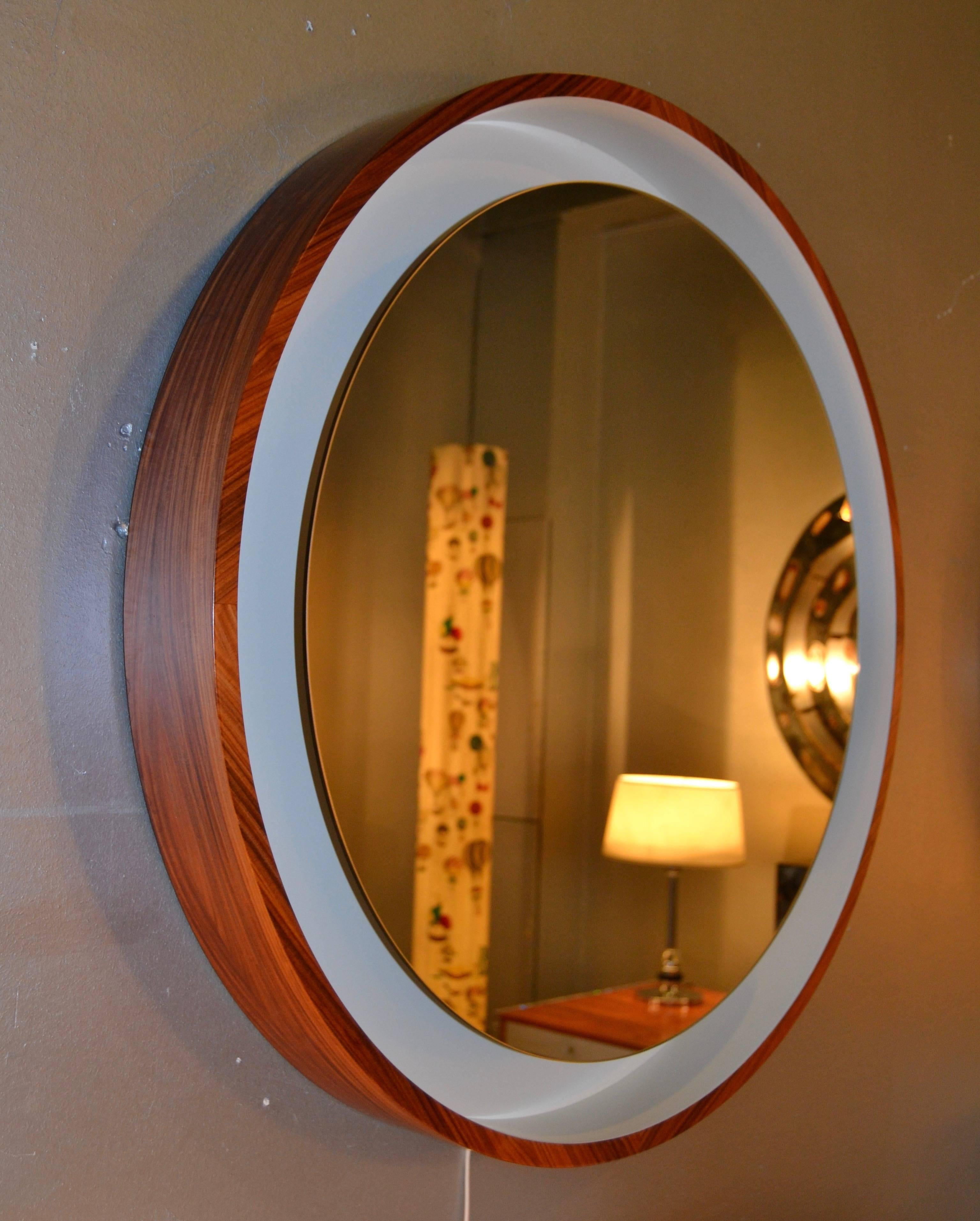 1960s lighted rosewood frame mirror with white interior
Mirrors has been rewired
Great condition.
1 piece available