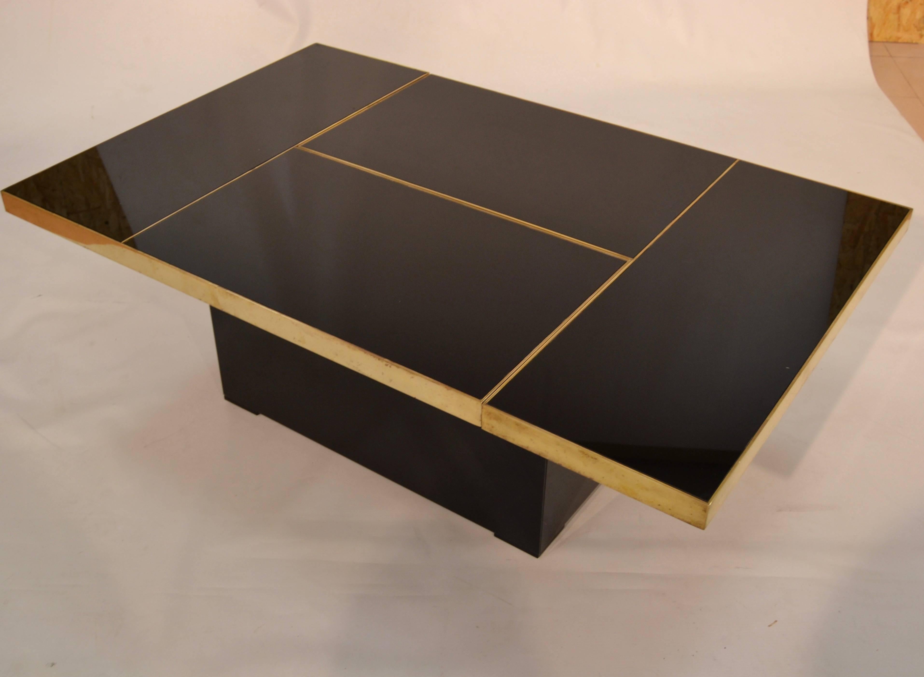 1970s sliding top table with black opaline glass and brass details by Maison Jansen
Base and feeds are also in black opaline glass
Interior mirrored bar with two Lucite shelfs
Perfect condition.