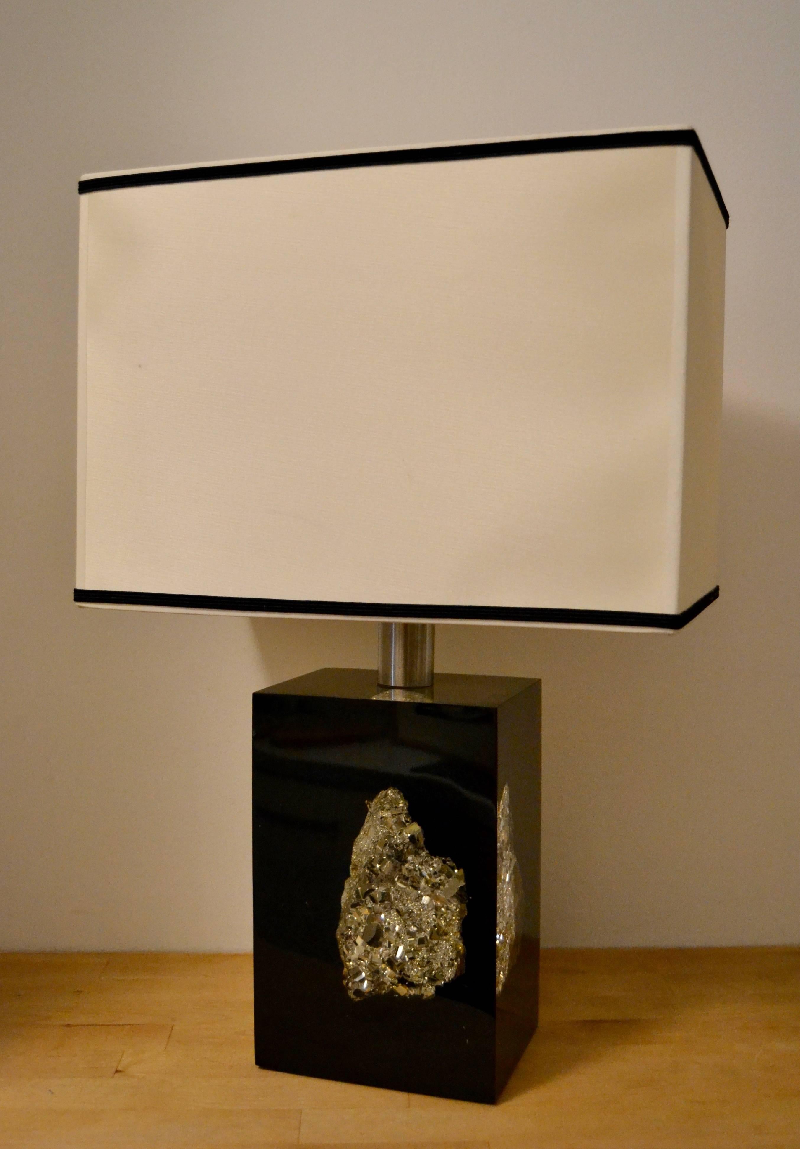 1970s lamp with Lucite inlaid pyrite.
Good vintage condition.
 
